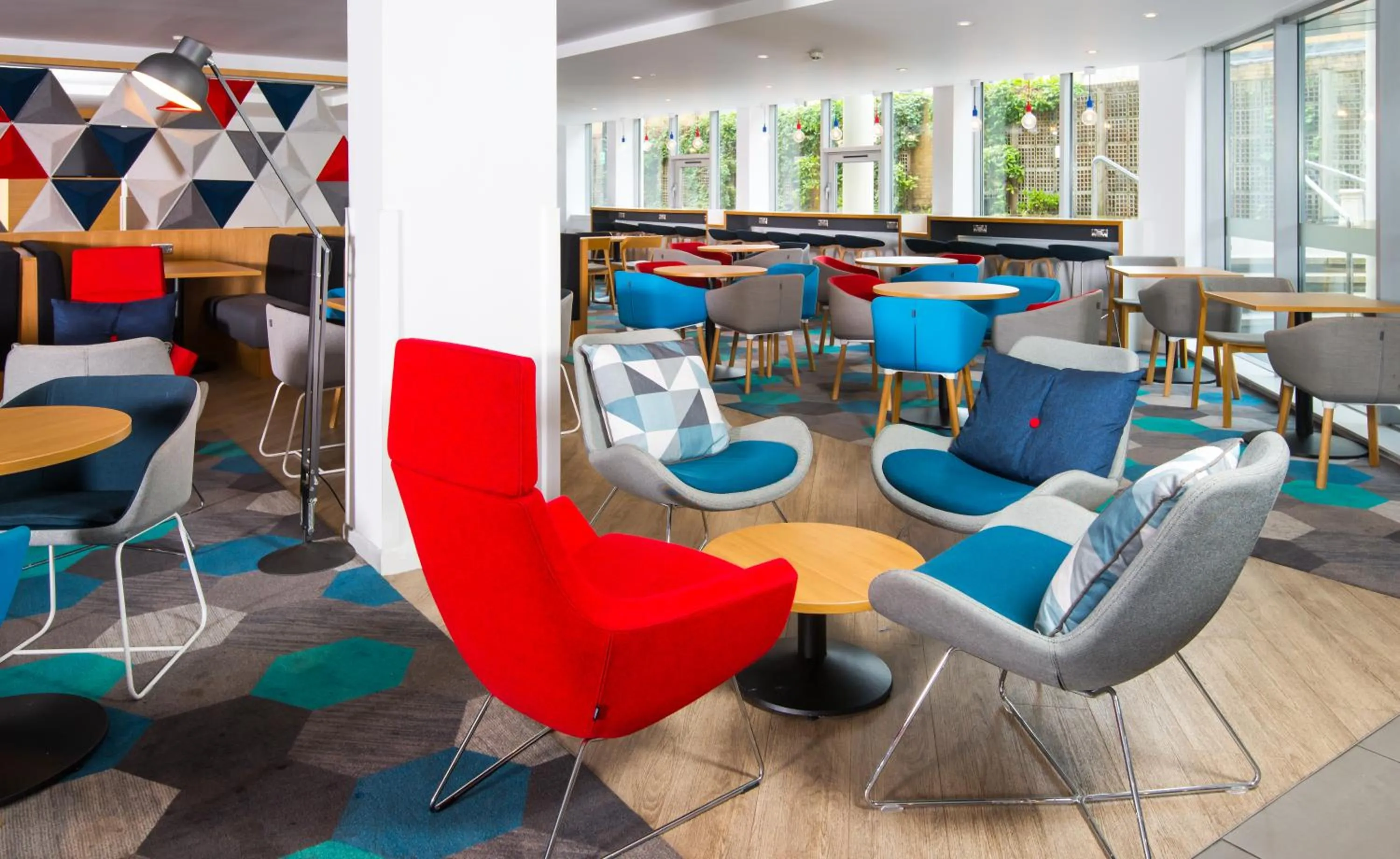 Restaurant/places to eat in Holiday Inn Express London-Hammersmith by IHG