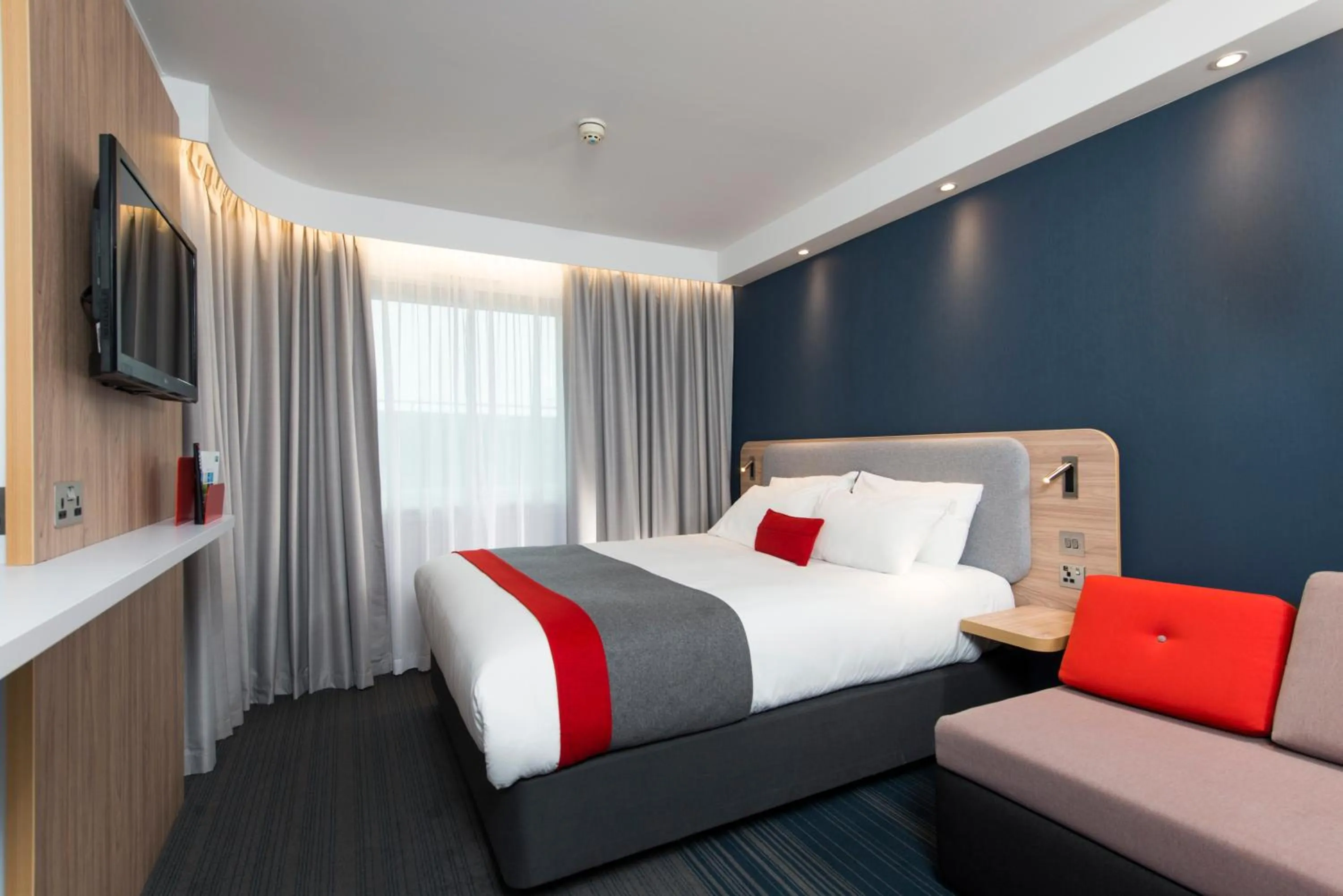 Photo of the whole room, Bed in Holiday Inn Express London-Hammersmith by IHG