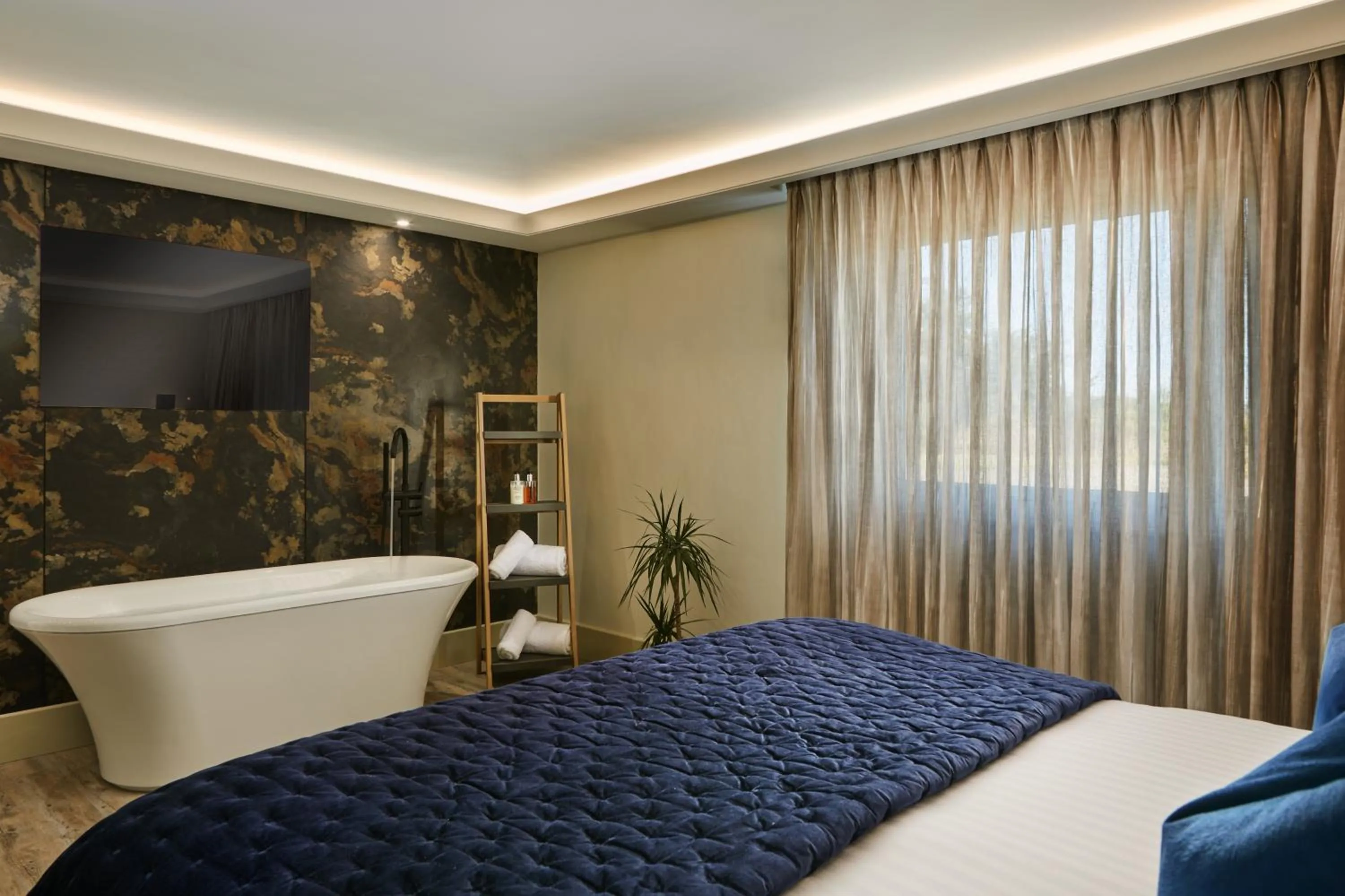 Bedroom, Bed in Langstone Quays Resort, Portsmouth