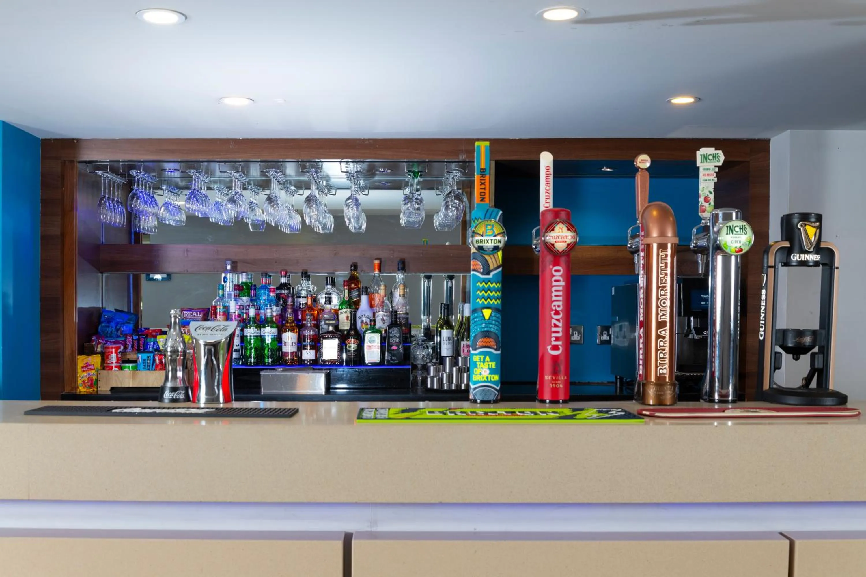 Lounge or bar in Holiday Inn Express Exeter East by IHG