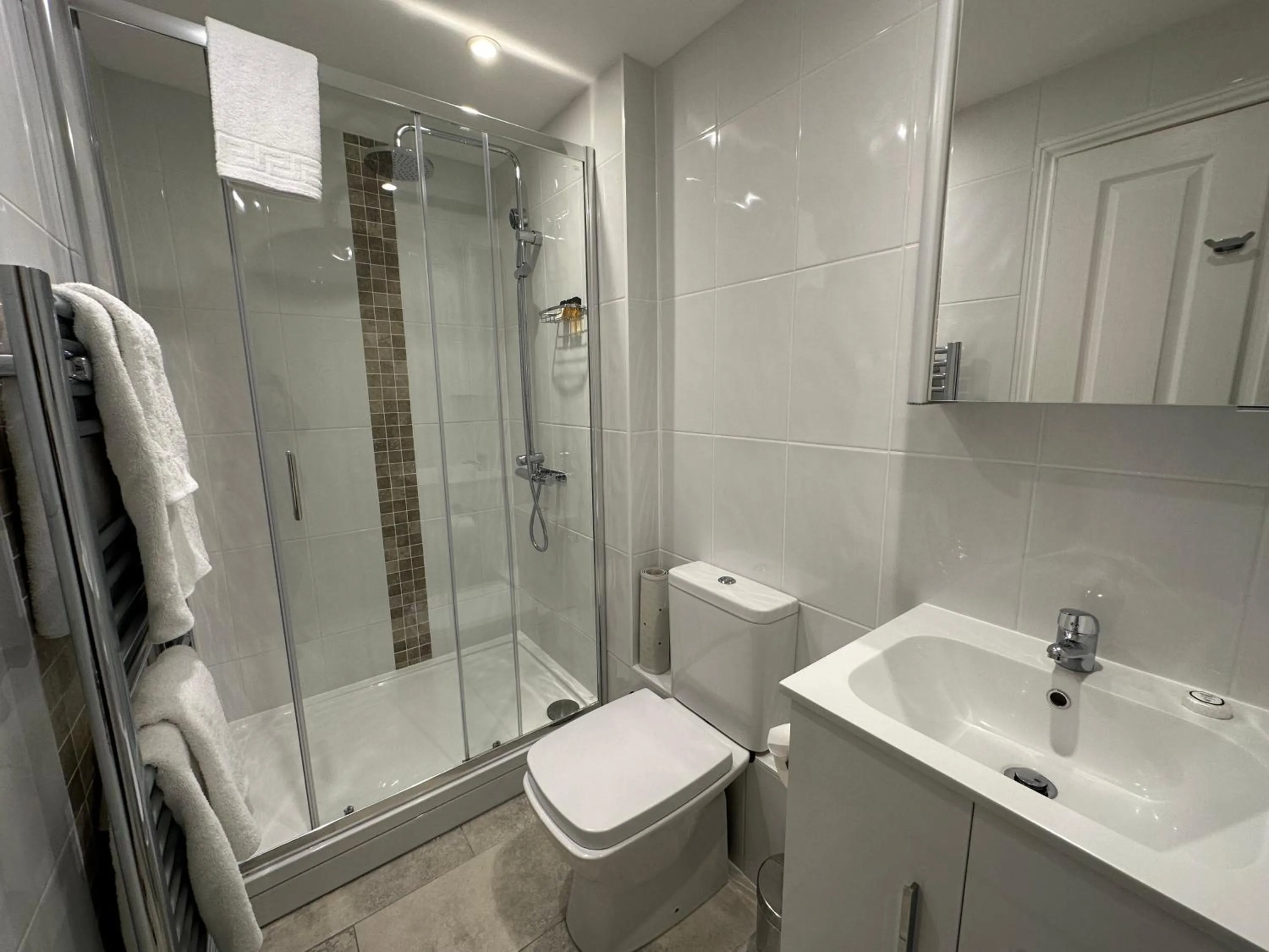 Shower in Le Friquet Hotel