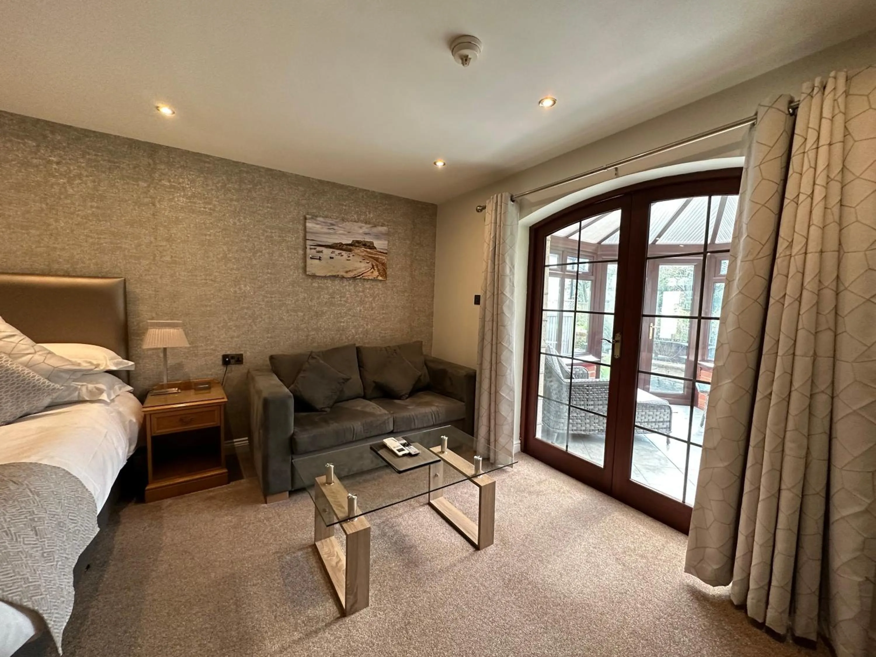 Seating area, Bed in Le Friquet Hotel