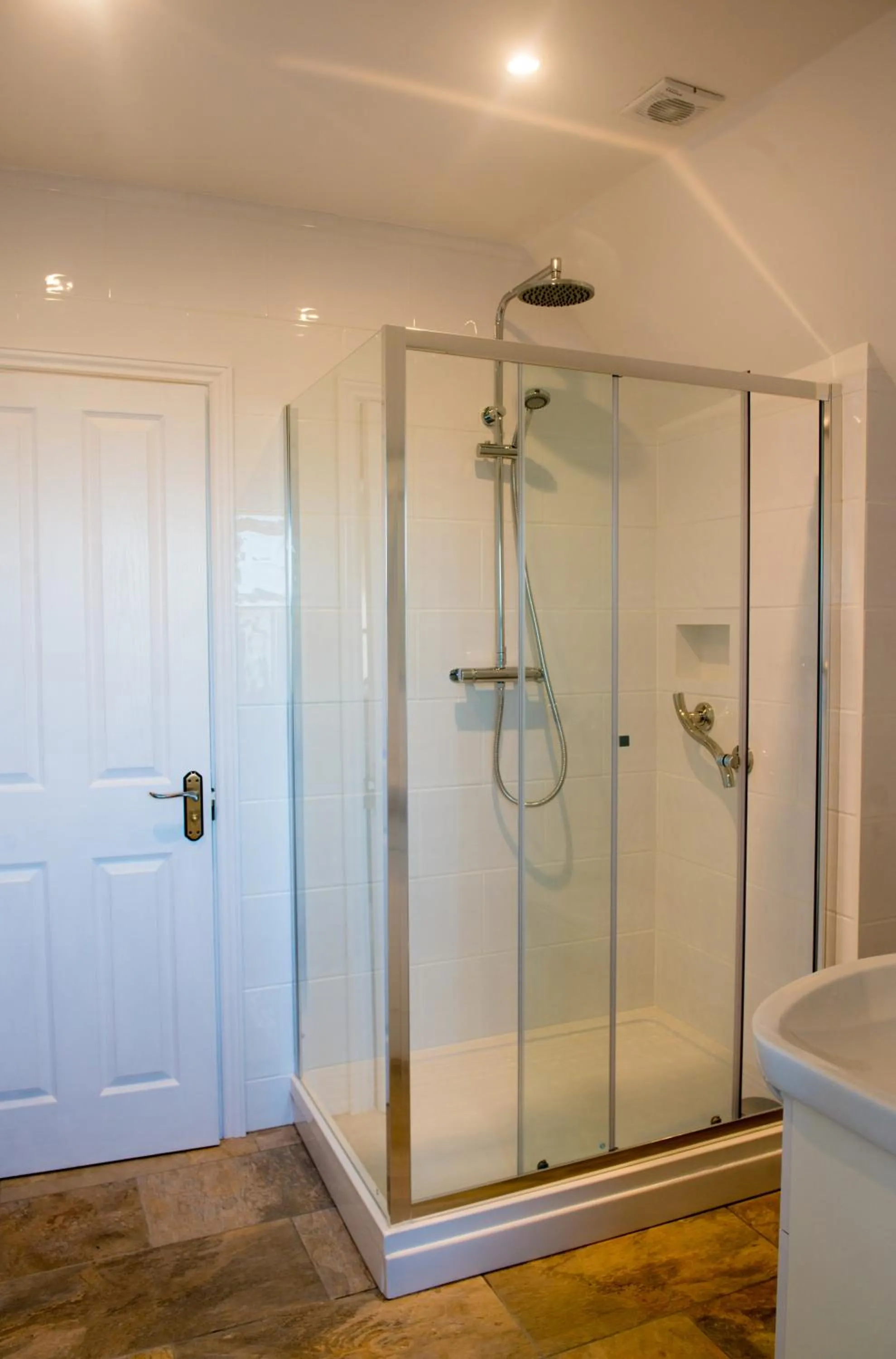 Shower in Le Friquet Hotel