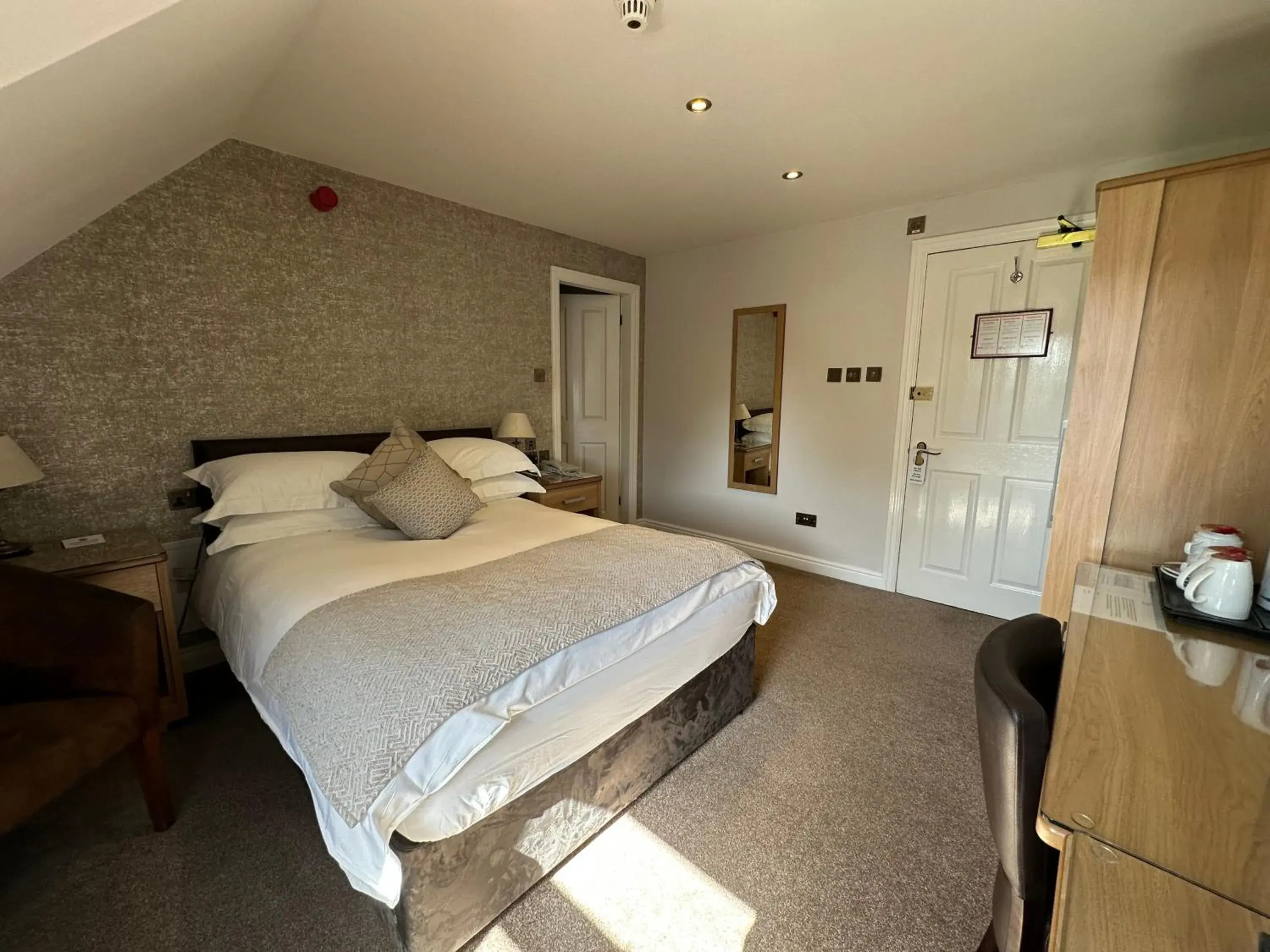 Economy Double Room in Le Friquet Hotel Economy Double Room in Le Friquet Hotel