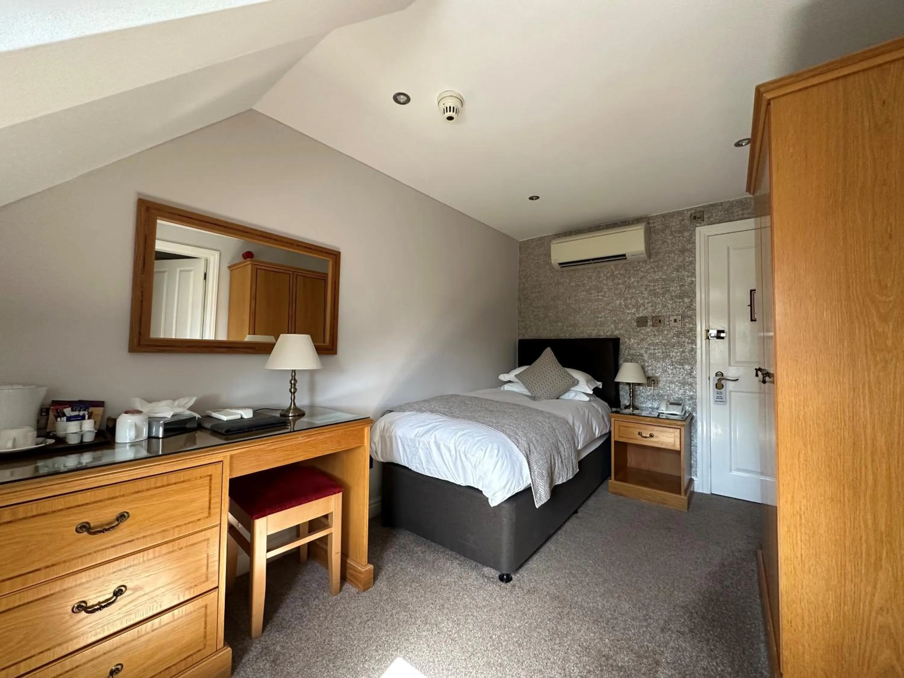 Bedroom, Bed in Le Friquet Hotel