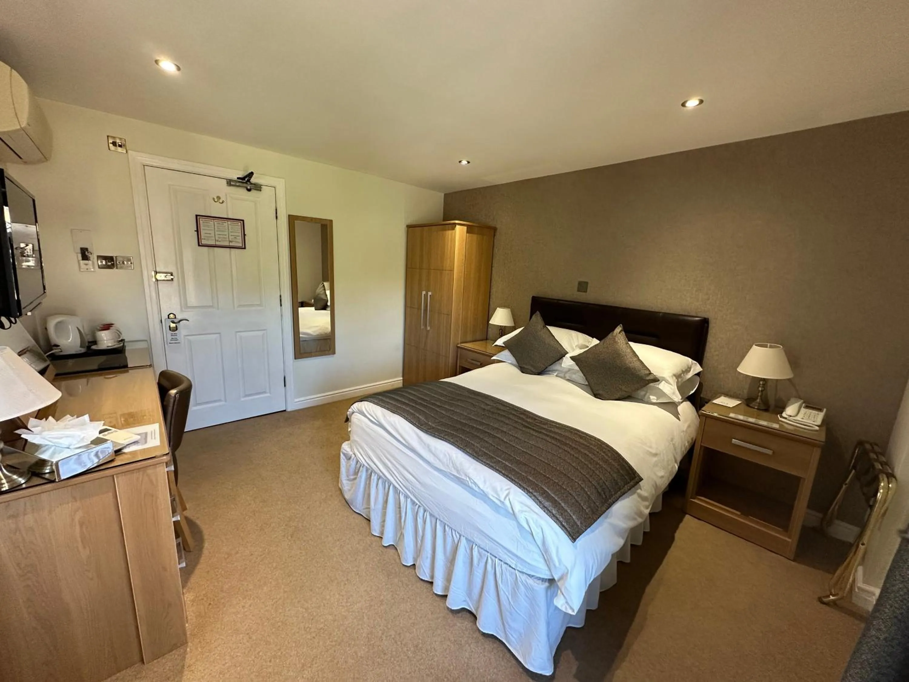 Bedroom, Bed in Le Friquet Hotel