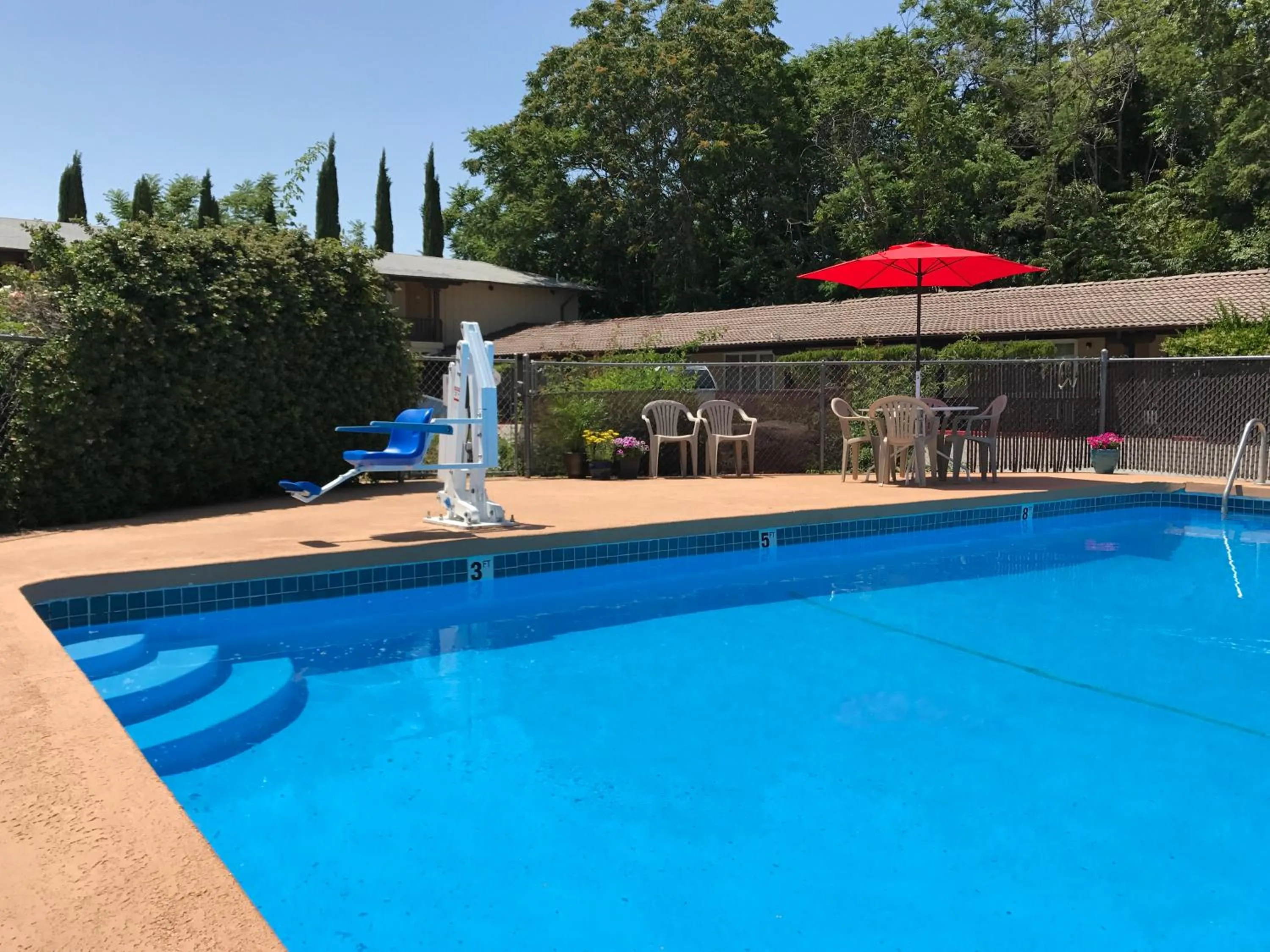 Swimming pool in Red Bluff Inn