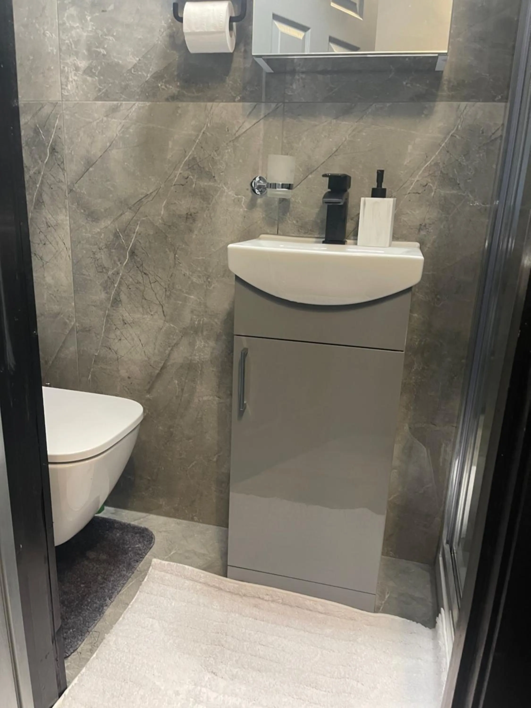 Toilet in Da Vinci Guest House & Guest Parking, A Real Gem