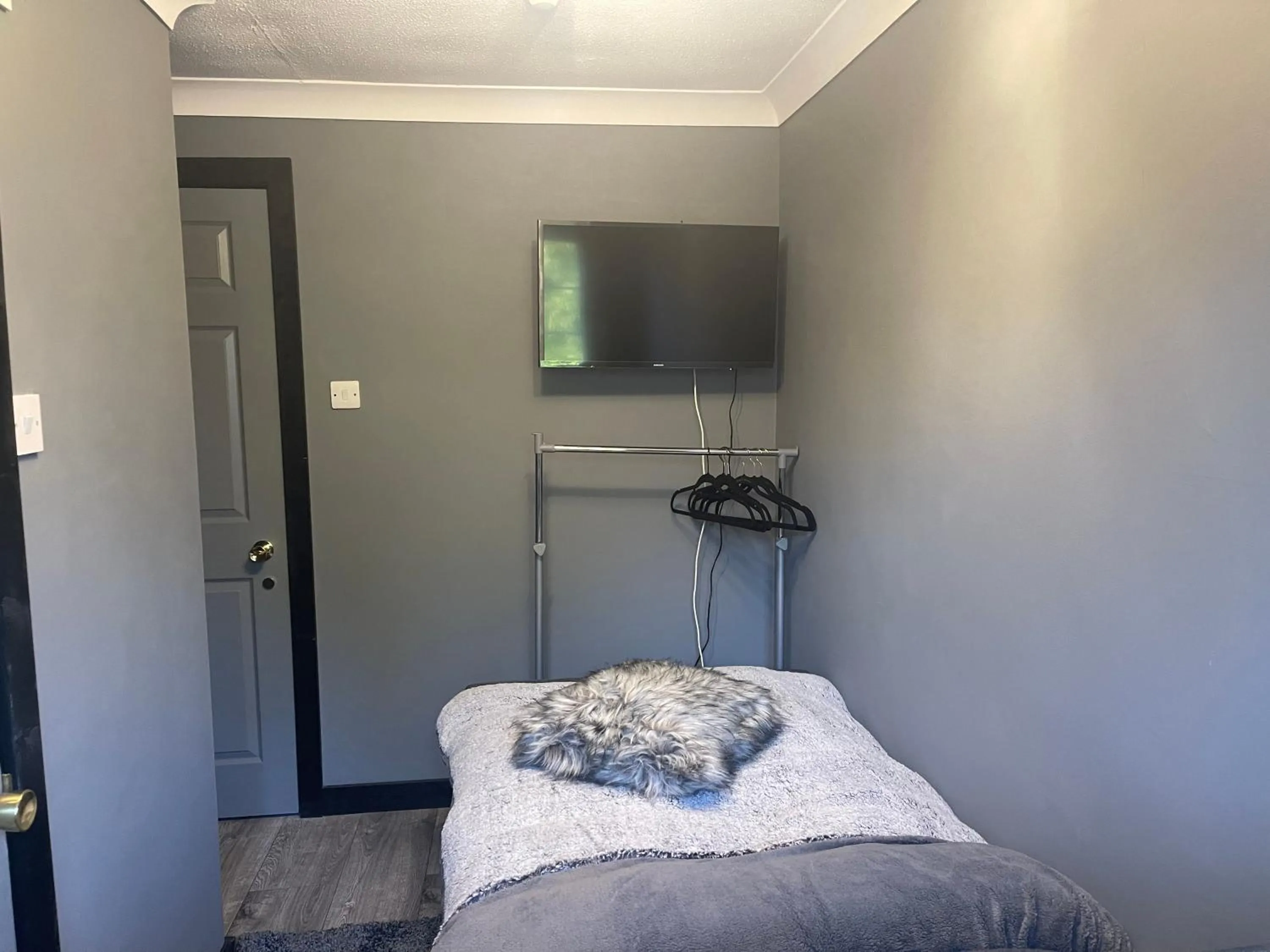 TV and multimedia in Da Vinci Guest House & Guest Parking, A Real Gem