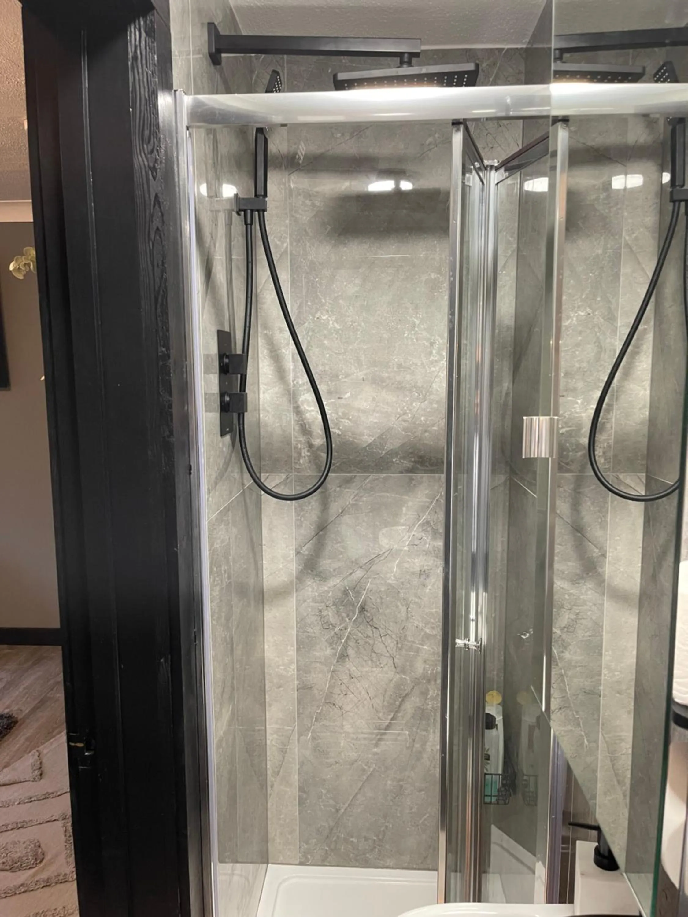 Shower in Da Vinci Guest House & Guest Parking, A Real Gem