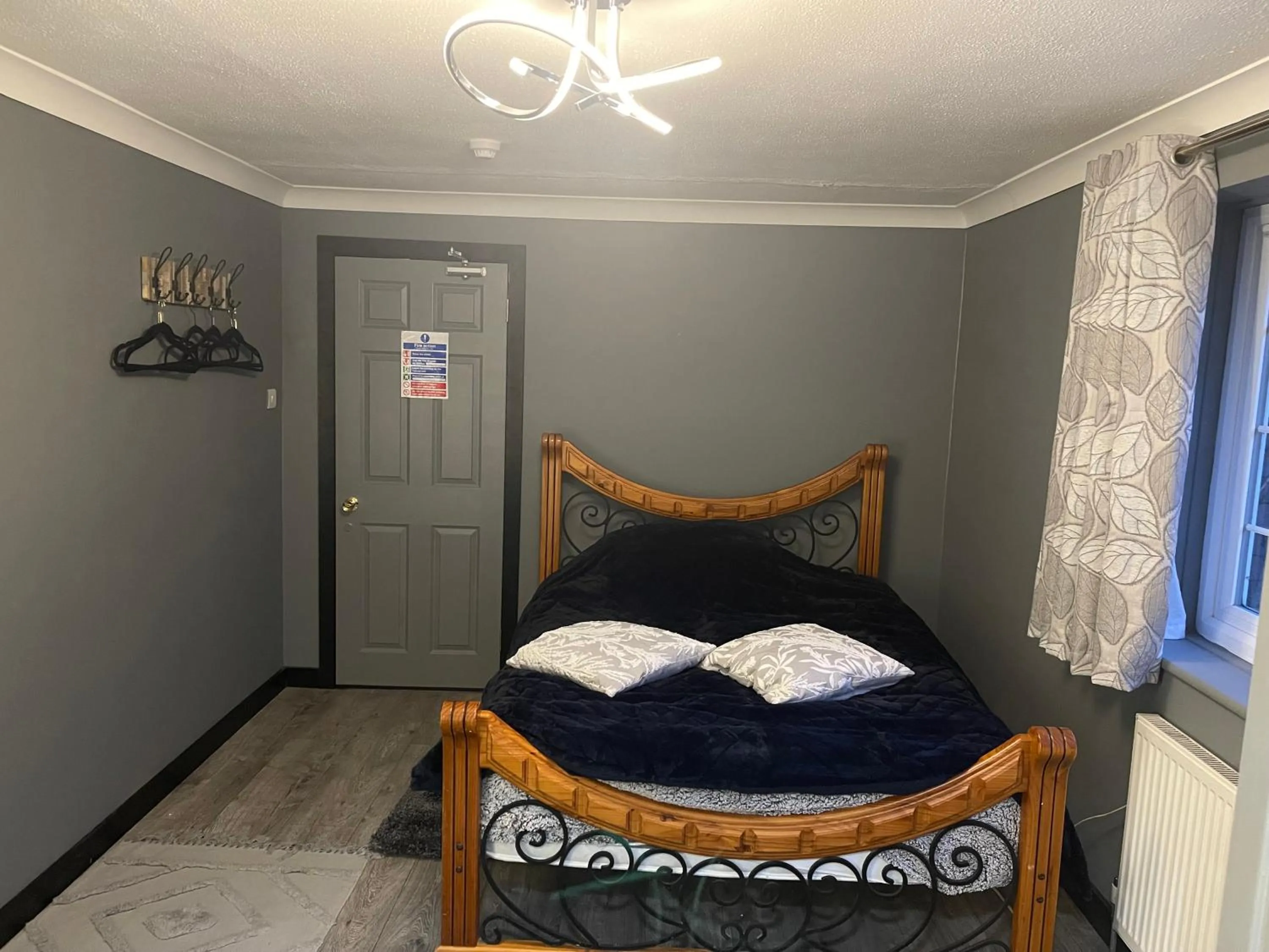 Bedroom in Da Vinci Guest House & Guest Parking, A Real Gem