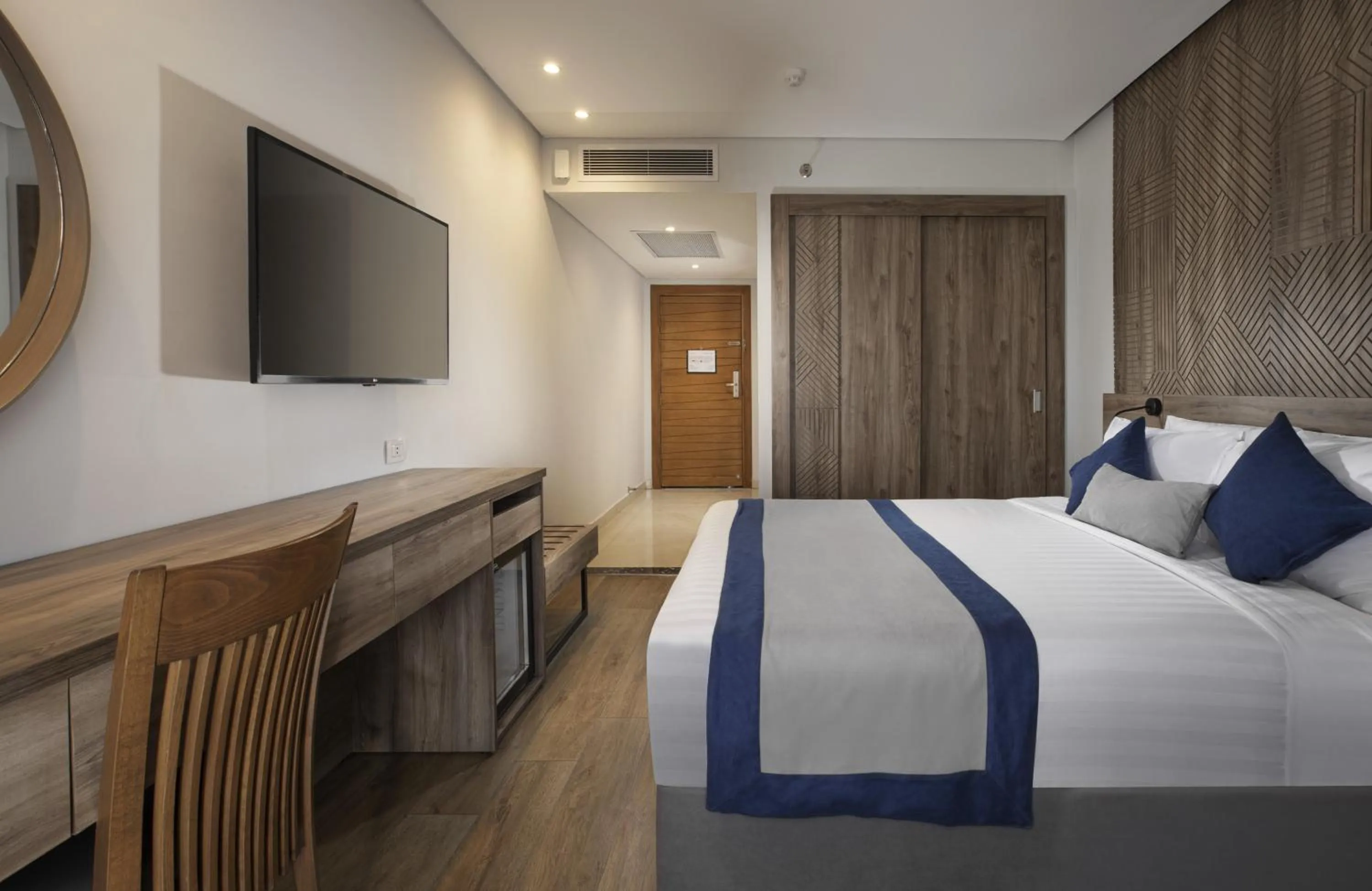 Bedroom, Bed in Pyramisa Suites Hotel Cairo