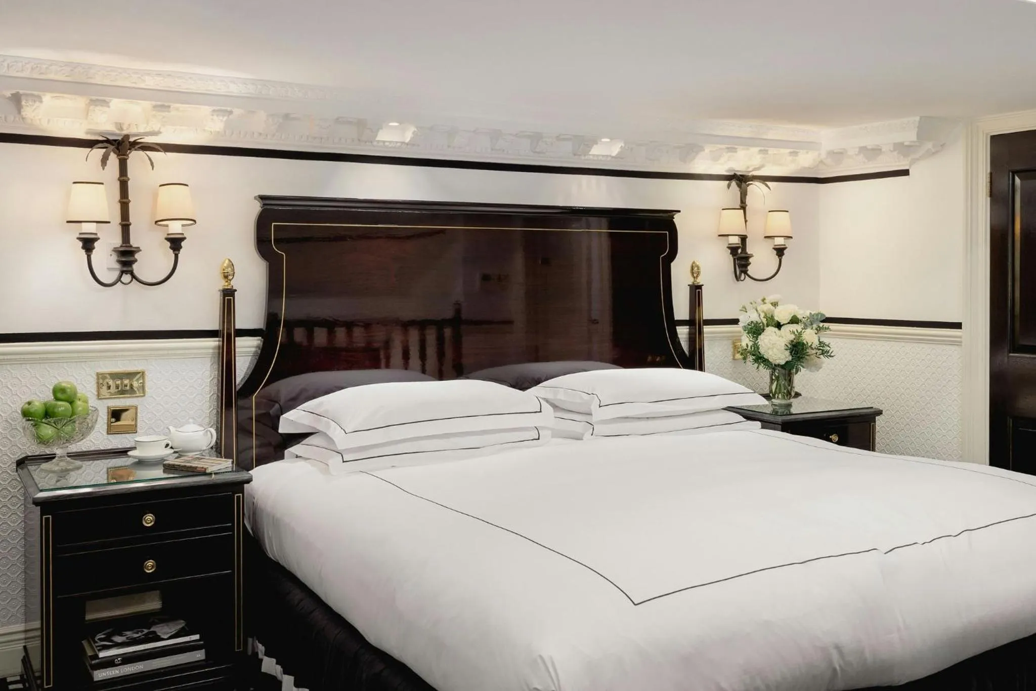 Facade/entrance, Bed in 41