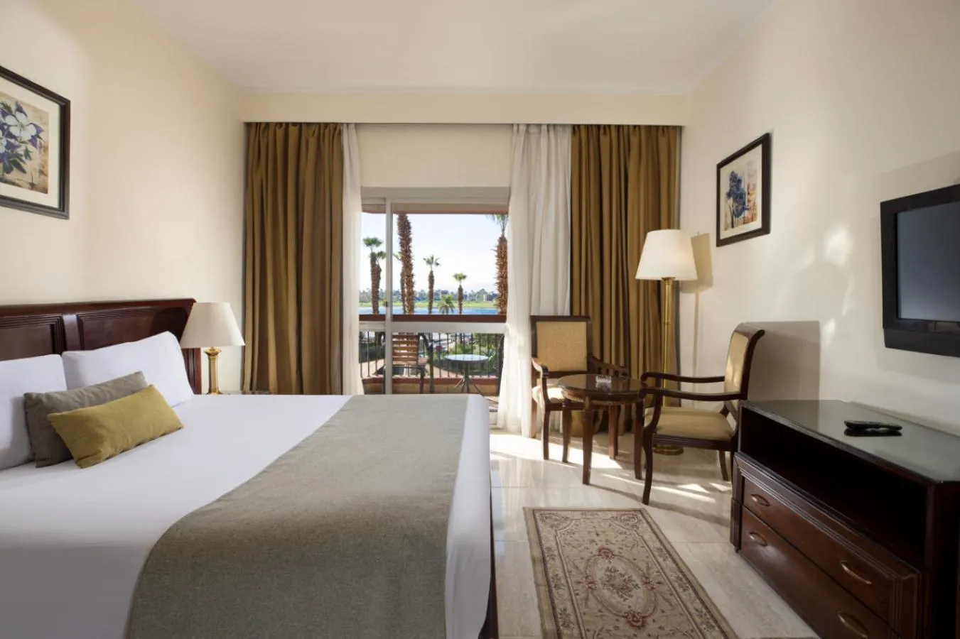 TV and multimedia, Bed in Pyramisa Hotel Luxor