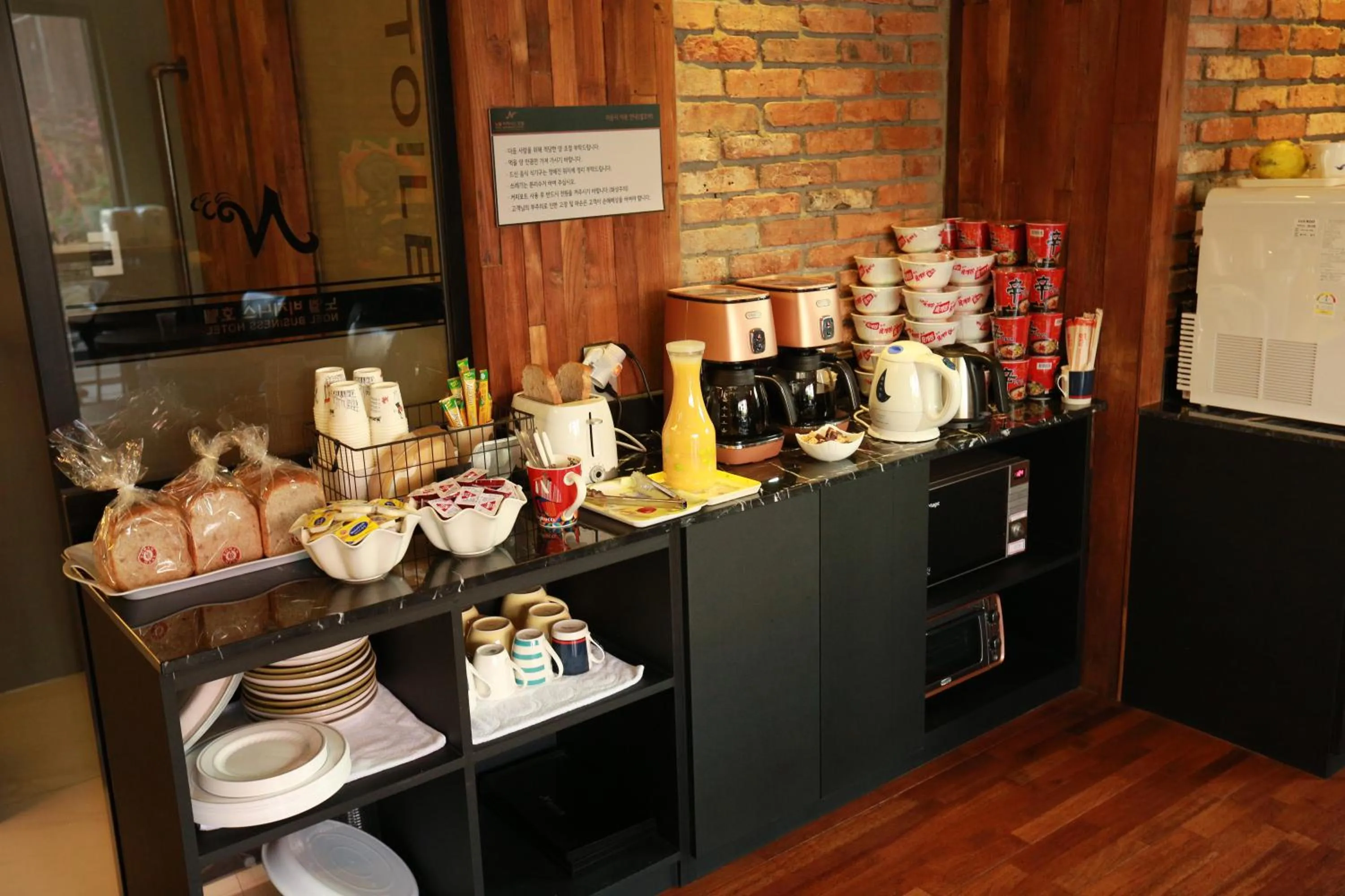 Restaurant/places to eat in Noel Business Hotel