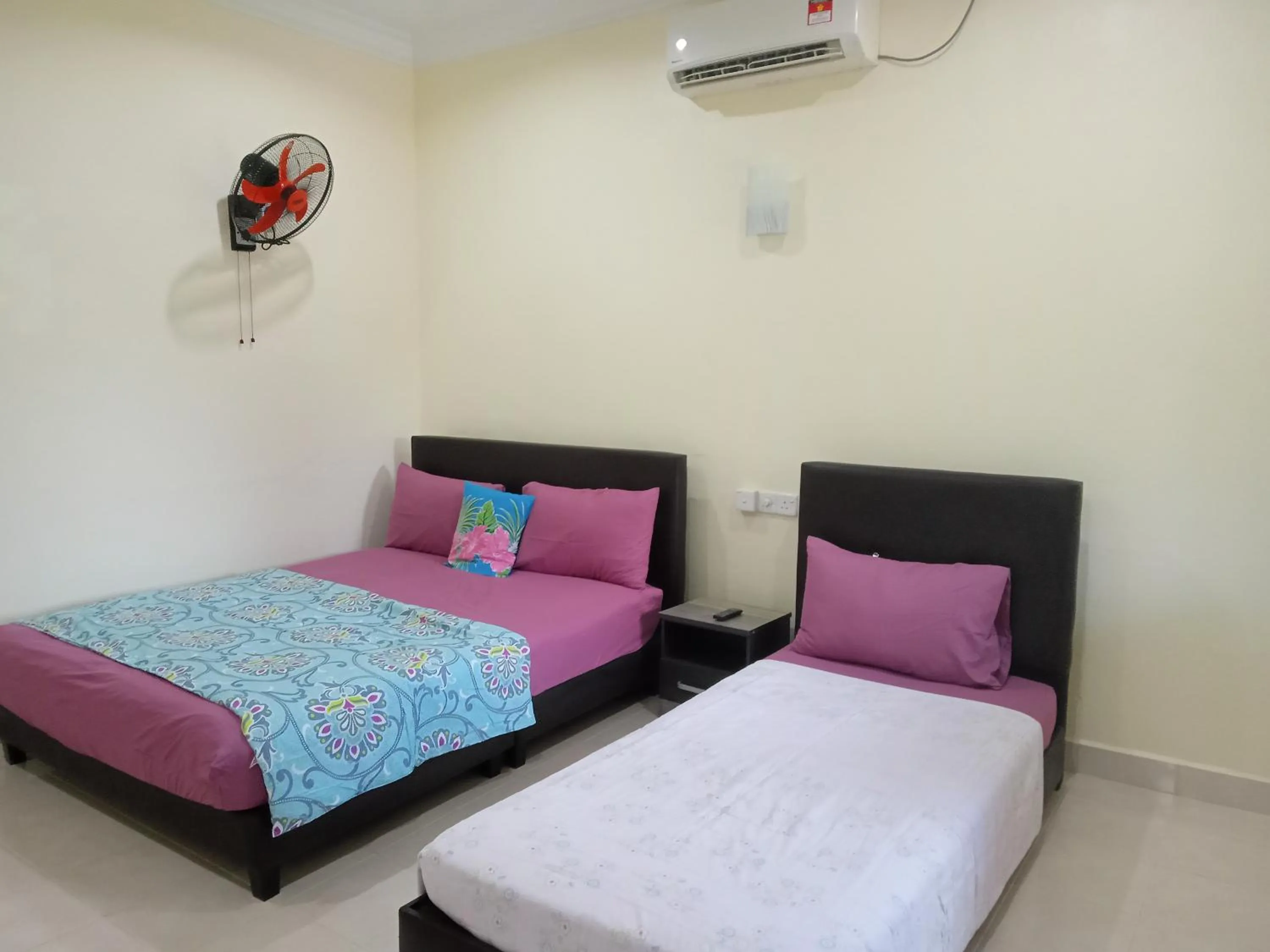 Property building, Bed in Motel Aurora Damai