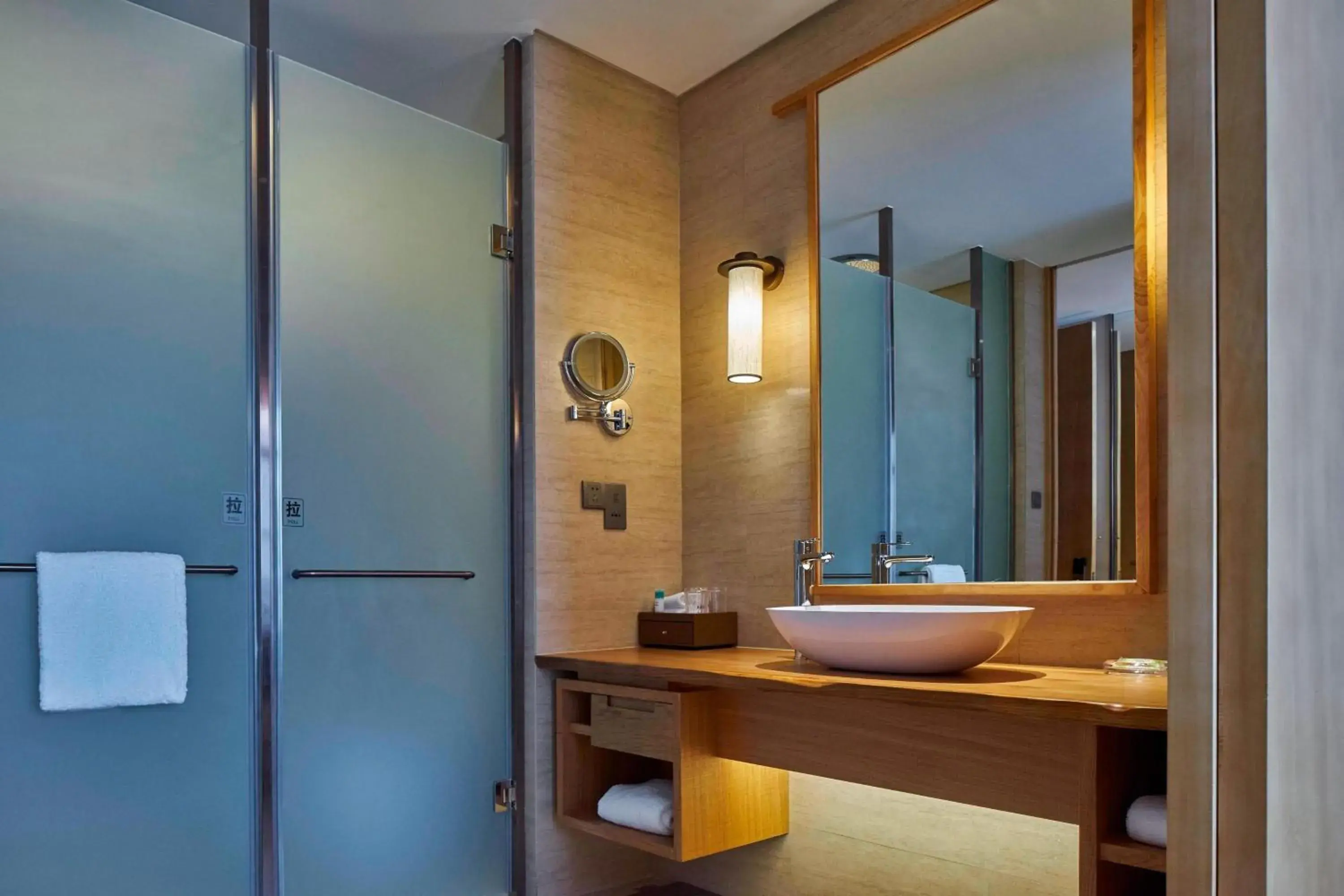 Twin Room with Golf View-High Floor in Four Points by Sheraton Chengdu, Pujiang Resort Twin Room with Golf View-High Floor in Four Points by Sheraton Chengdu, Pujiang Resort