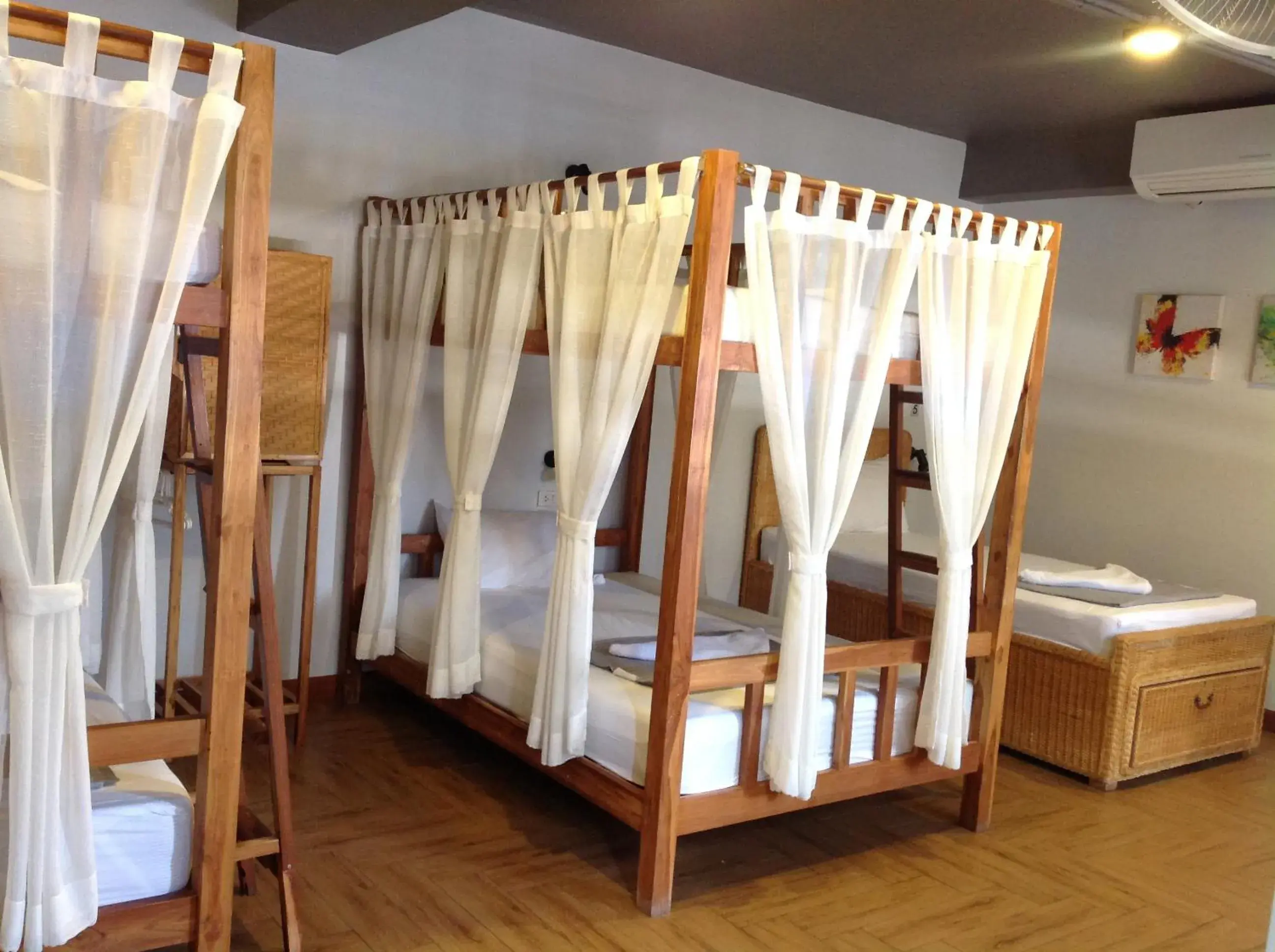 Private Room with 5 Beds & Shared External Bathroom in Metro Pratunam Boutique Hotel Private Room with 5 Beds & Shared External Bathroom in Metro Pratunam Boutique Hotel