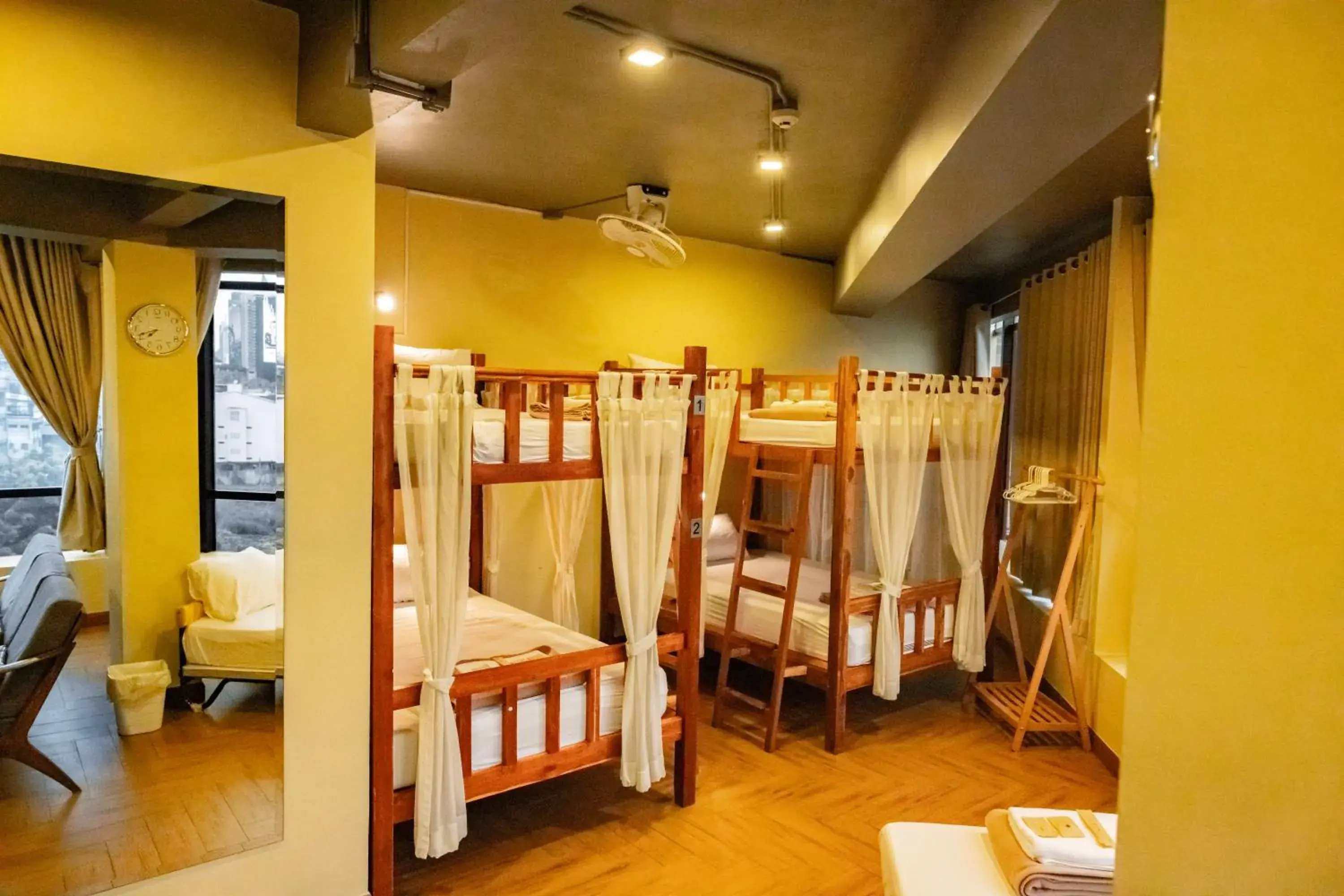 Private Room with 6 Beds & Shared External Bathroom in Metro Pratunam Boutique Hotel Private Room with 6 Beds & Shared External Bathroom in Metro Pratunam Boutique Hotel