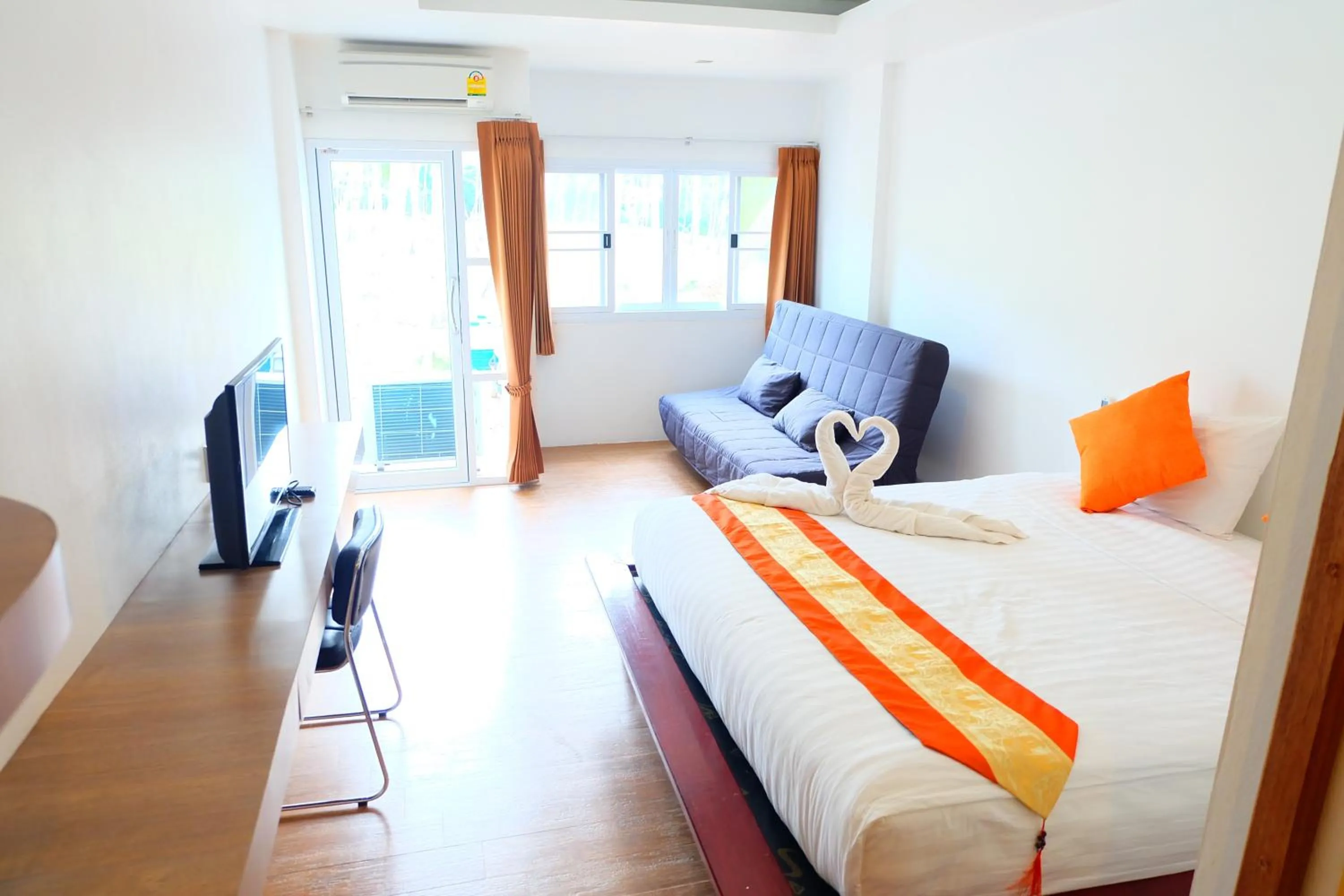 Photo of the whole room, Bed in Pranee Amata