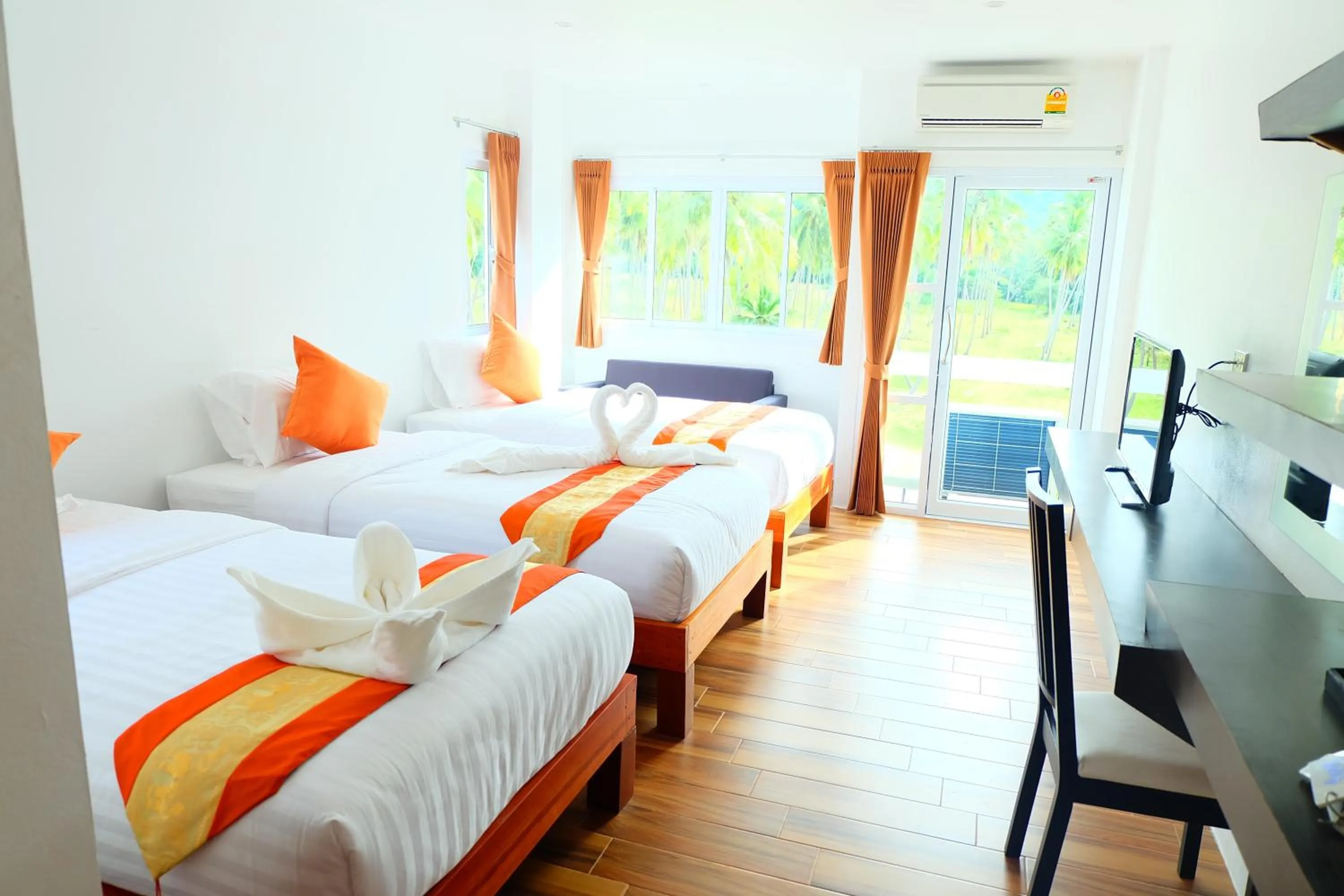 Photo of the whole room, Bed in Pranee Amata