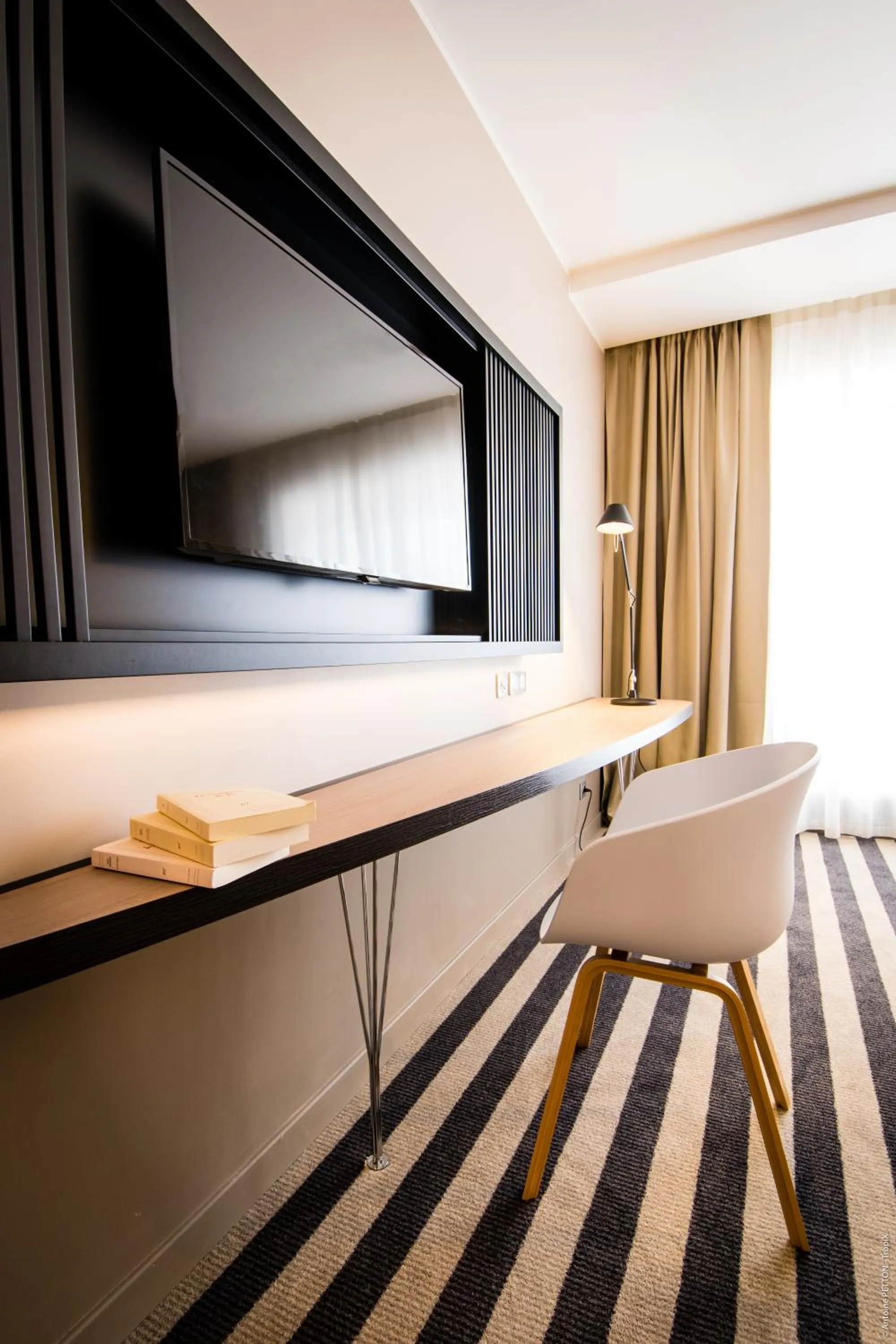 Seating area in Simon Hotel