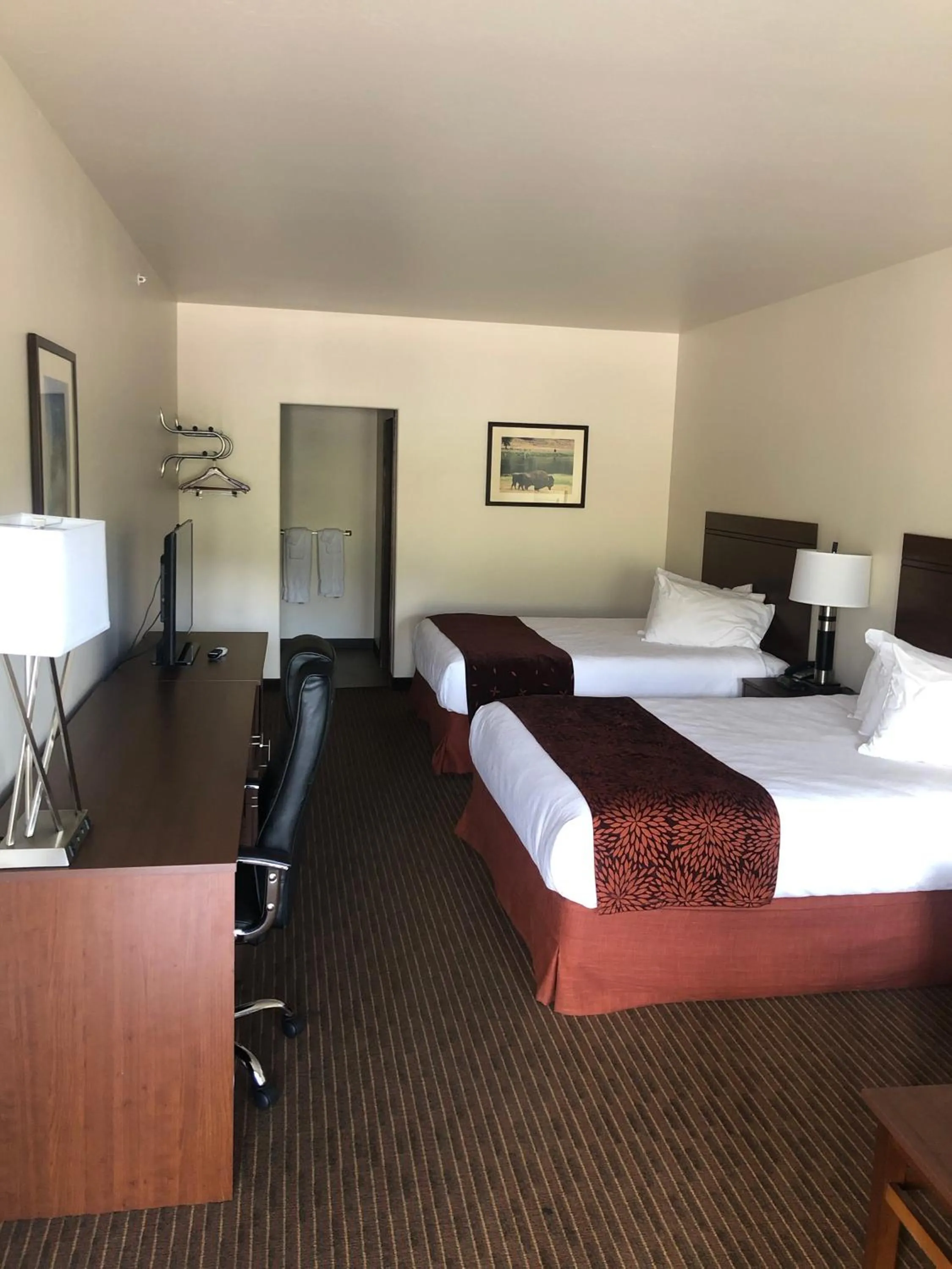 Photo of the whole room, Bed in Yellowstone Big Rock Inn