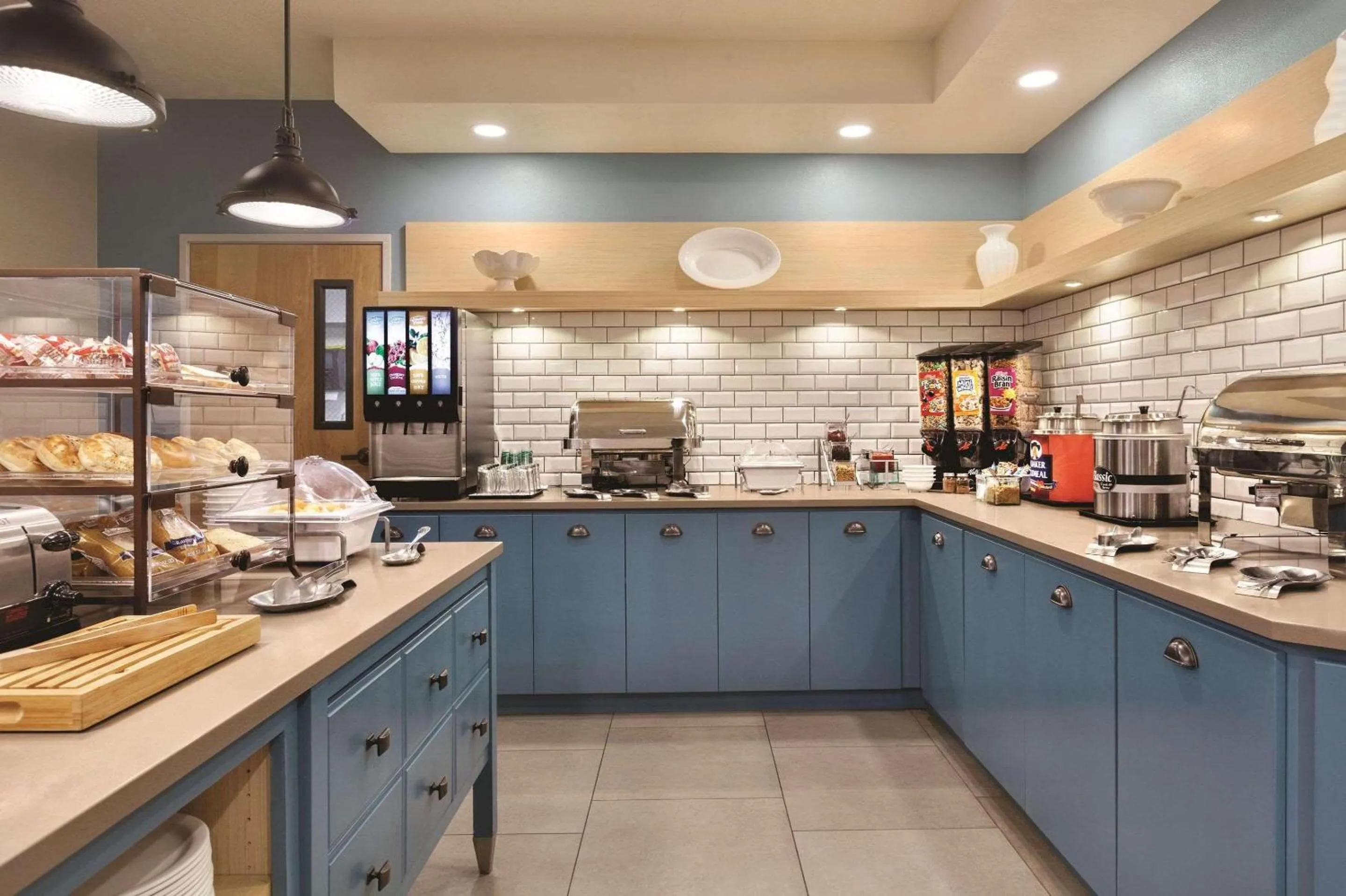 Breakfast in Country Inn & Suites by Radisson, Prineville, OR