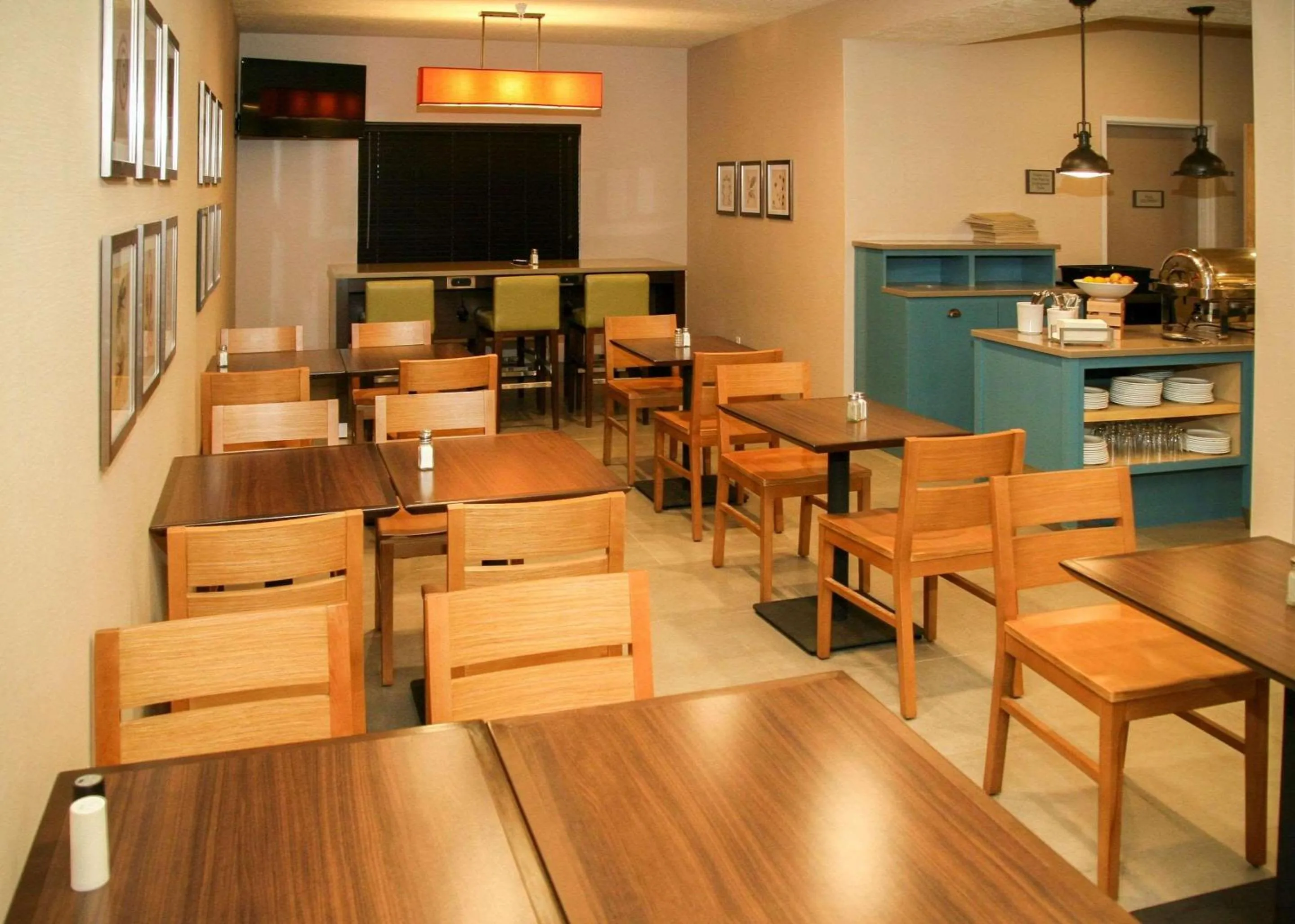 Breakfast in Country Inn & Suites by Radisson, Prineville, OR