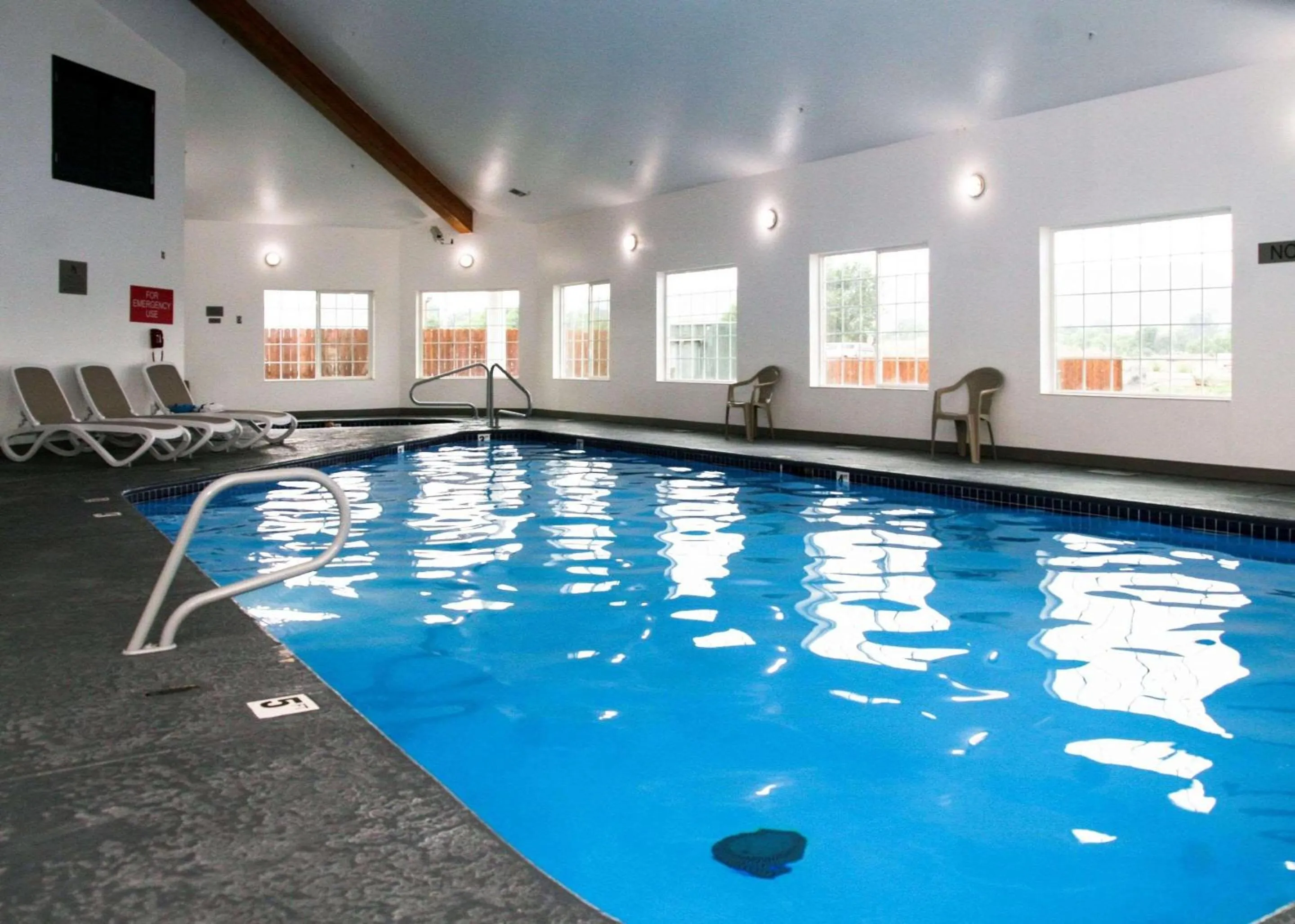 Swimming pool in Country Inn & Suites by Radisson, Prineville, OR