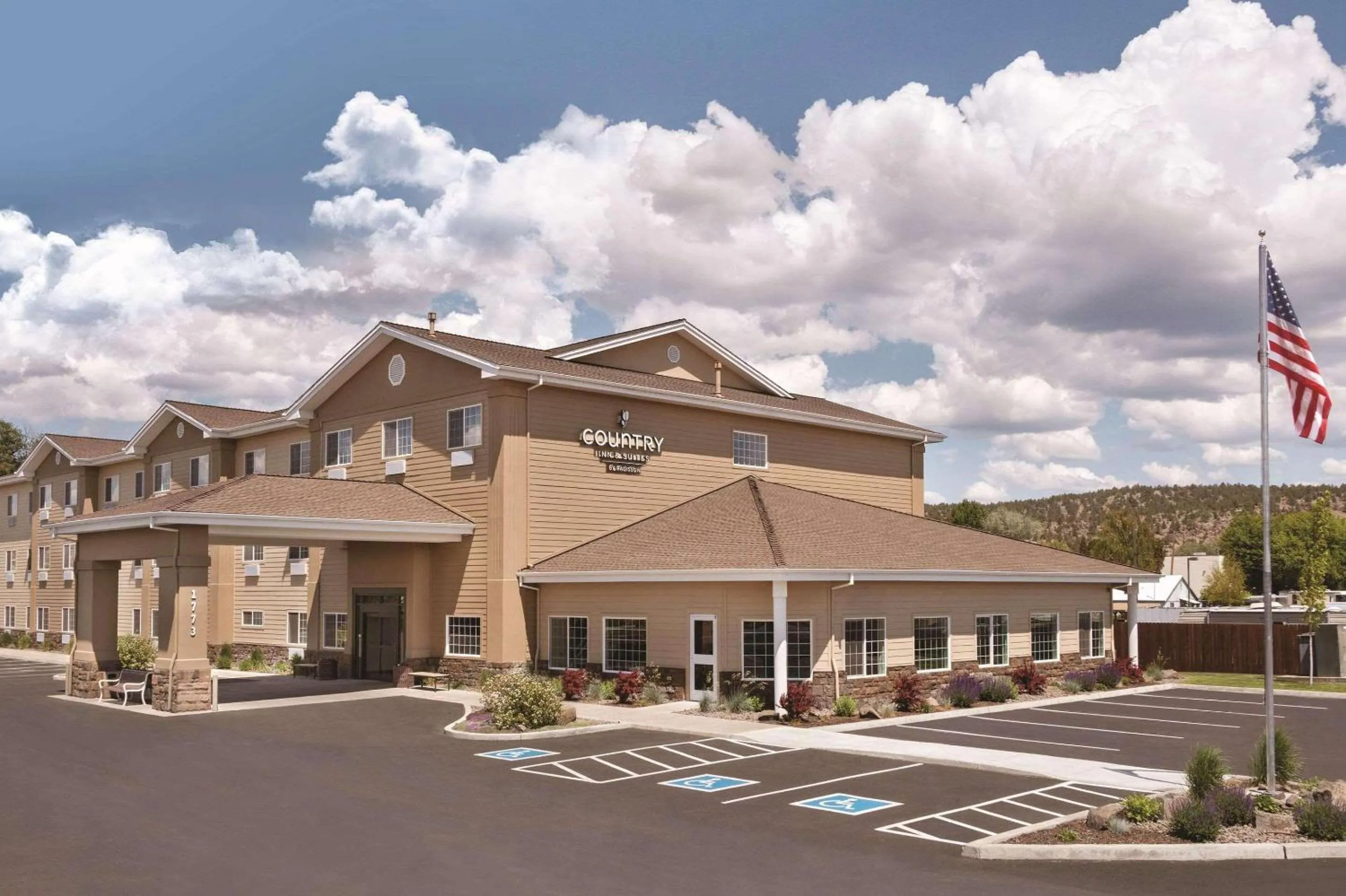 Property building in Country Inn & Suites by Radisson, Prineville, OR