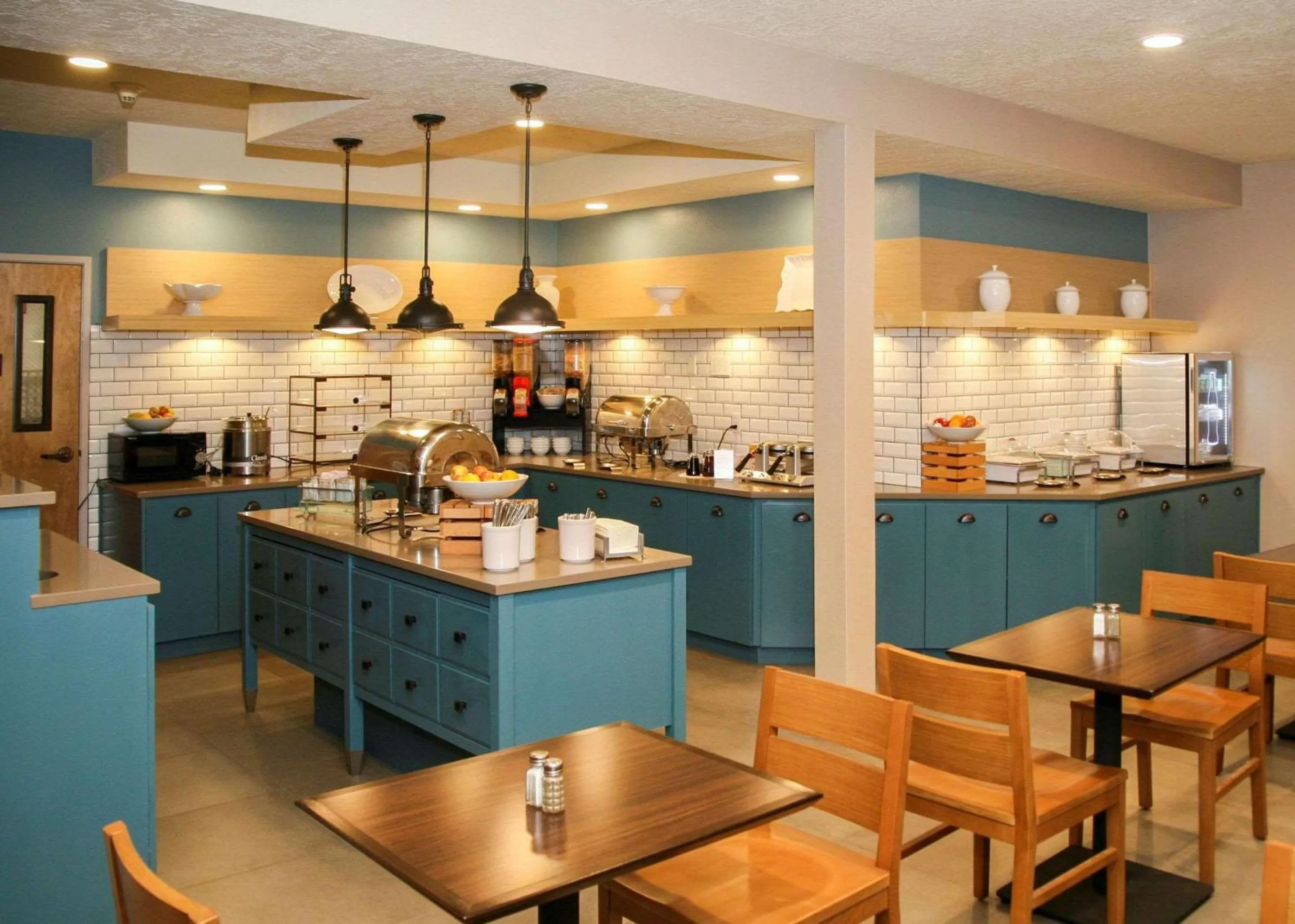 Breakfast in Country Inn & Suites by Radisson, Prineville, OR
