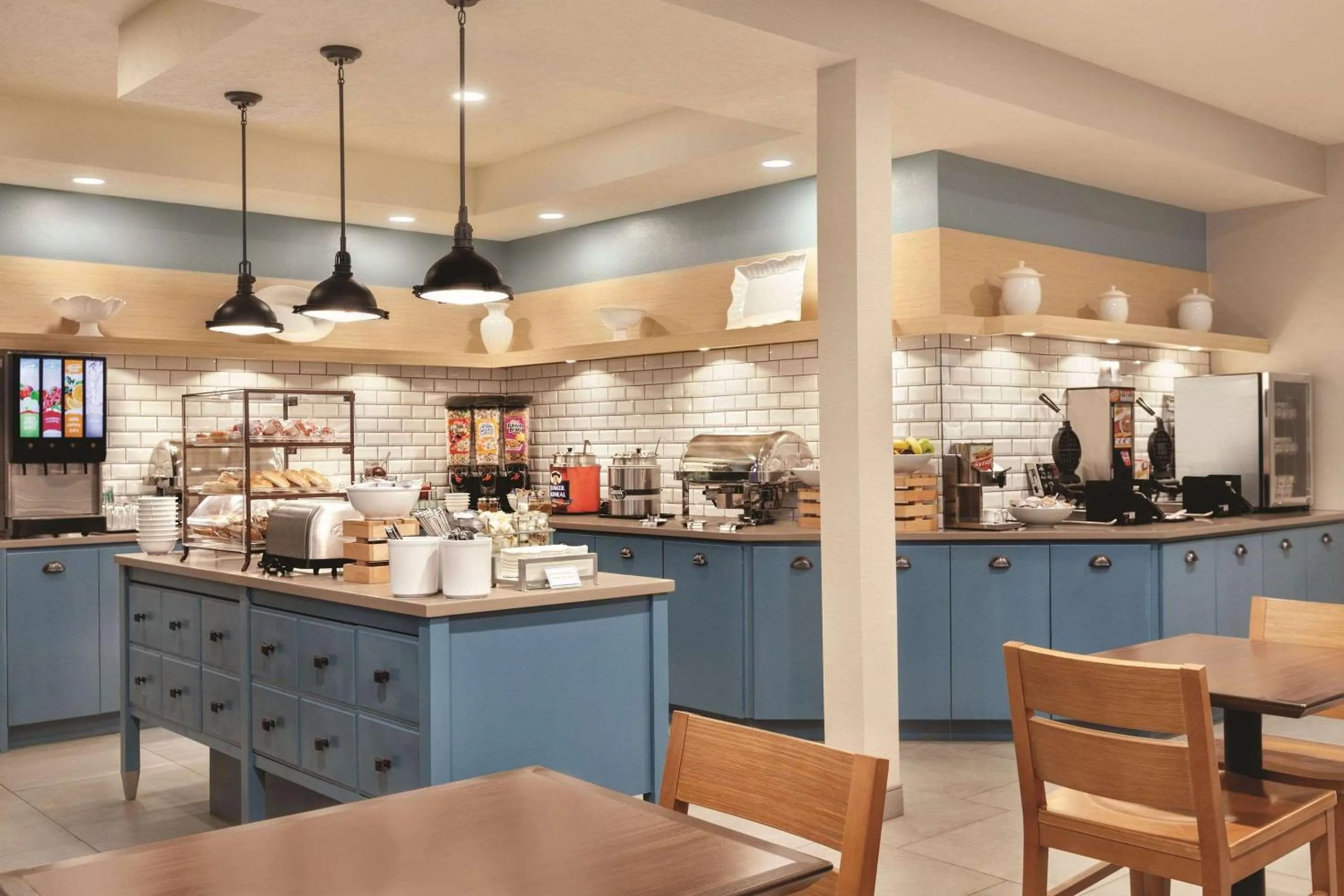 Breakfast in Country Inn & Suites by Radisson, Prineville, OR