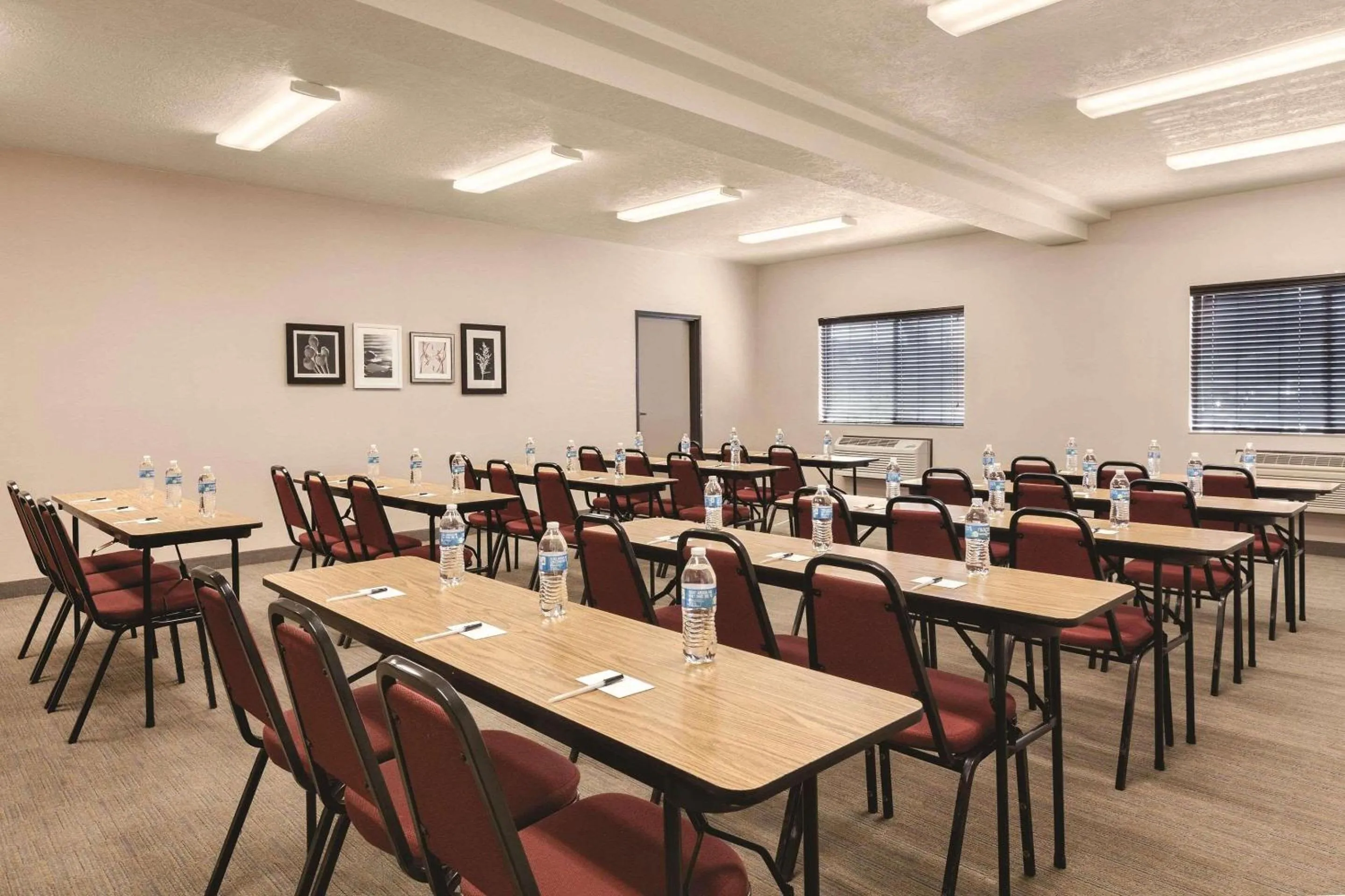 Meeting/conference room in Country Inn & Suites by Radisson, Prineville, OR