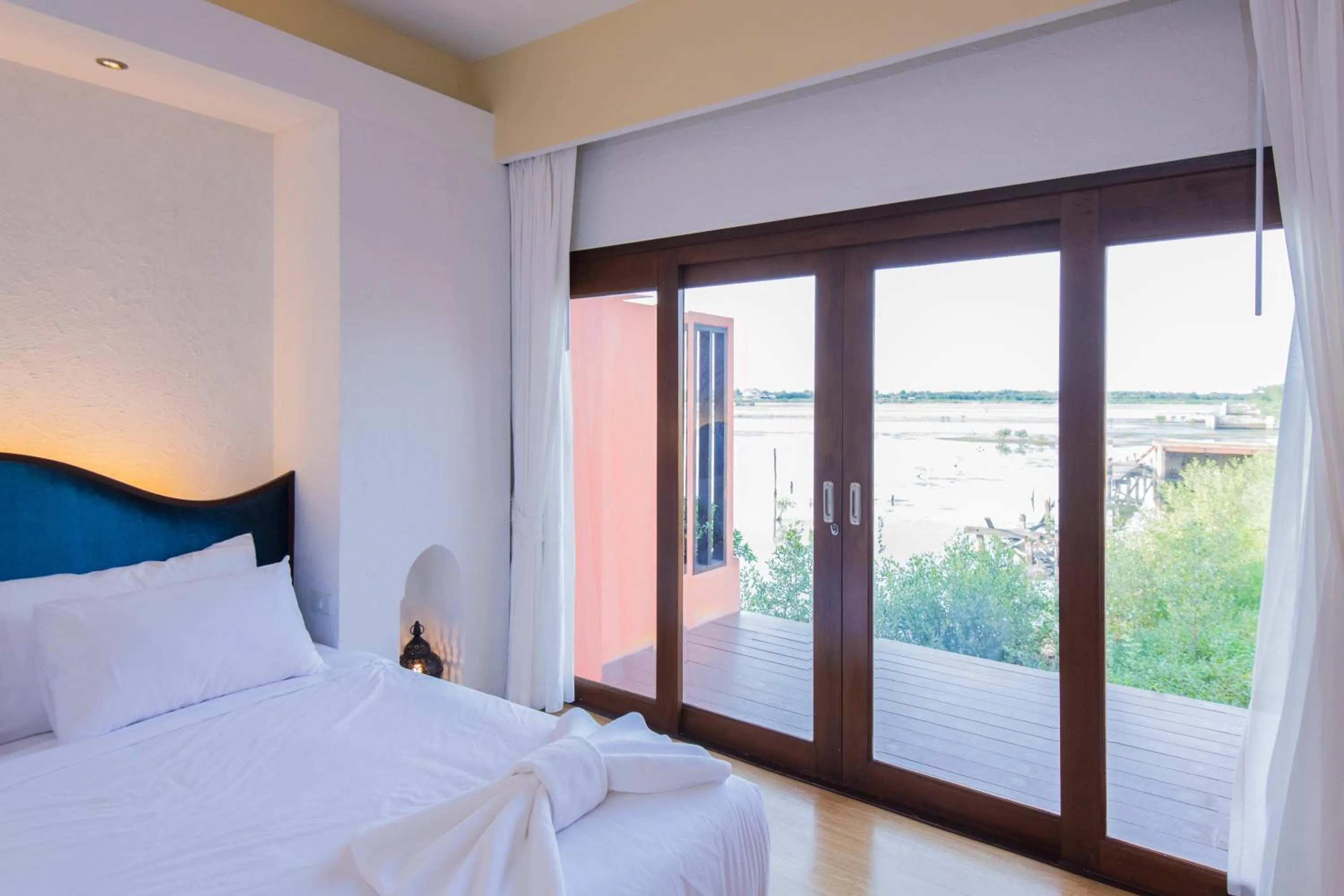 Bed in Baan Talay See Cream Resort