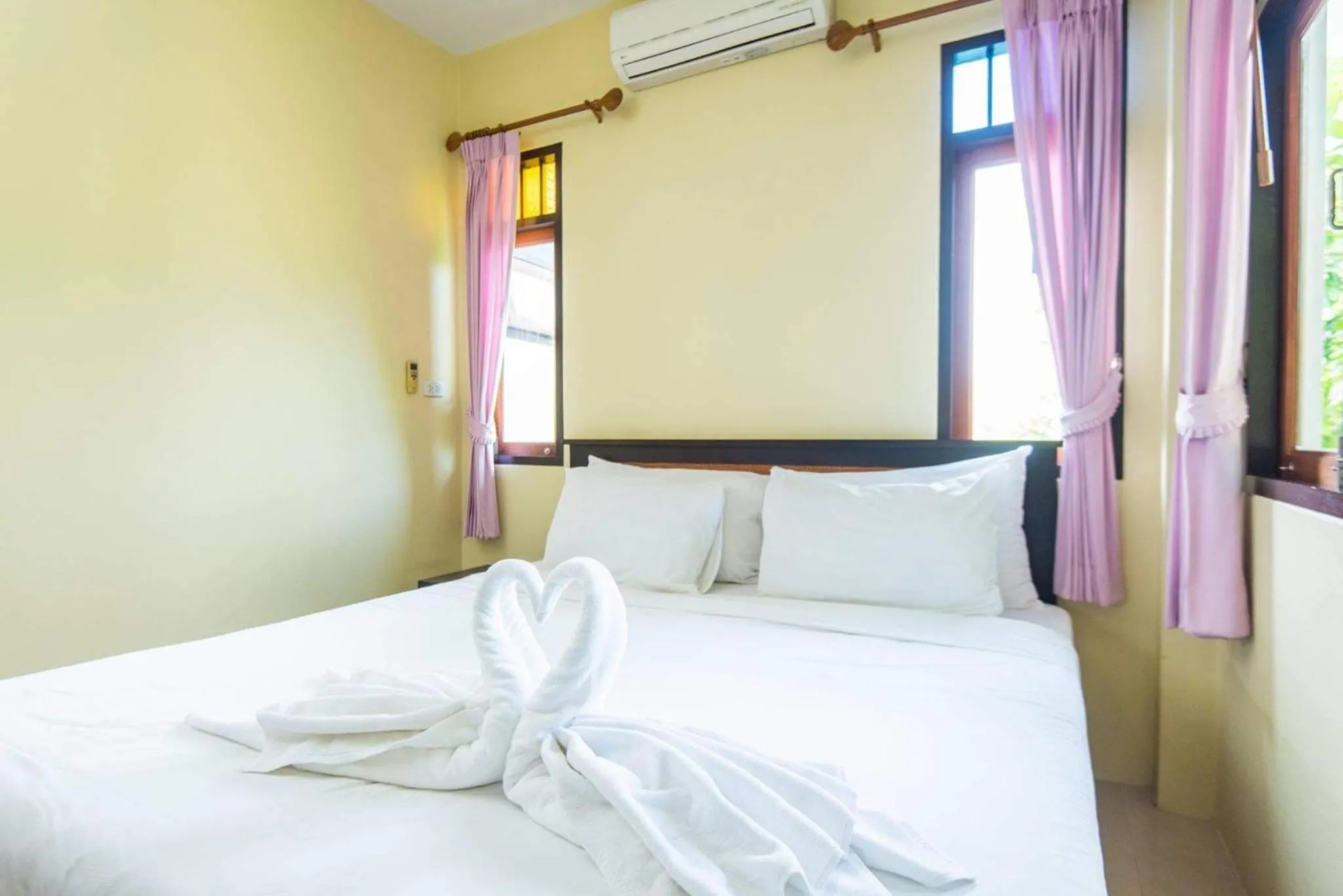 Bed in Baan Talay See Cream Resort