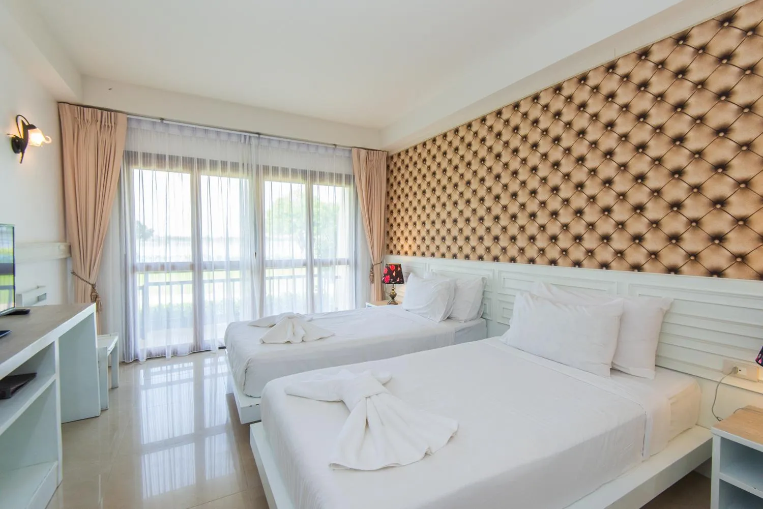 Bed in Baan Talay See Cream Resort