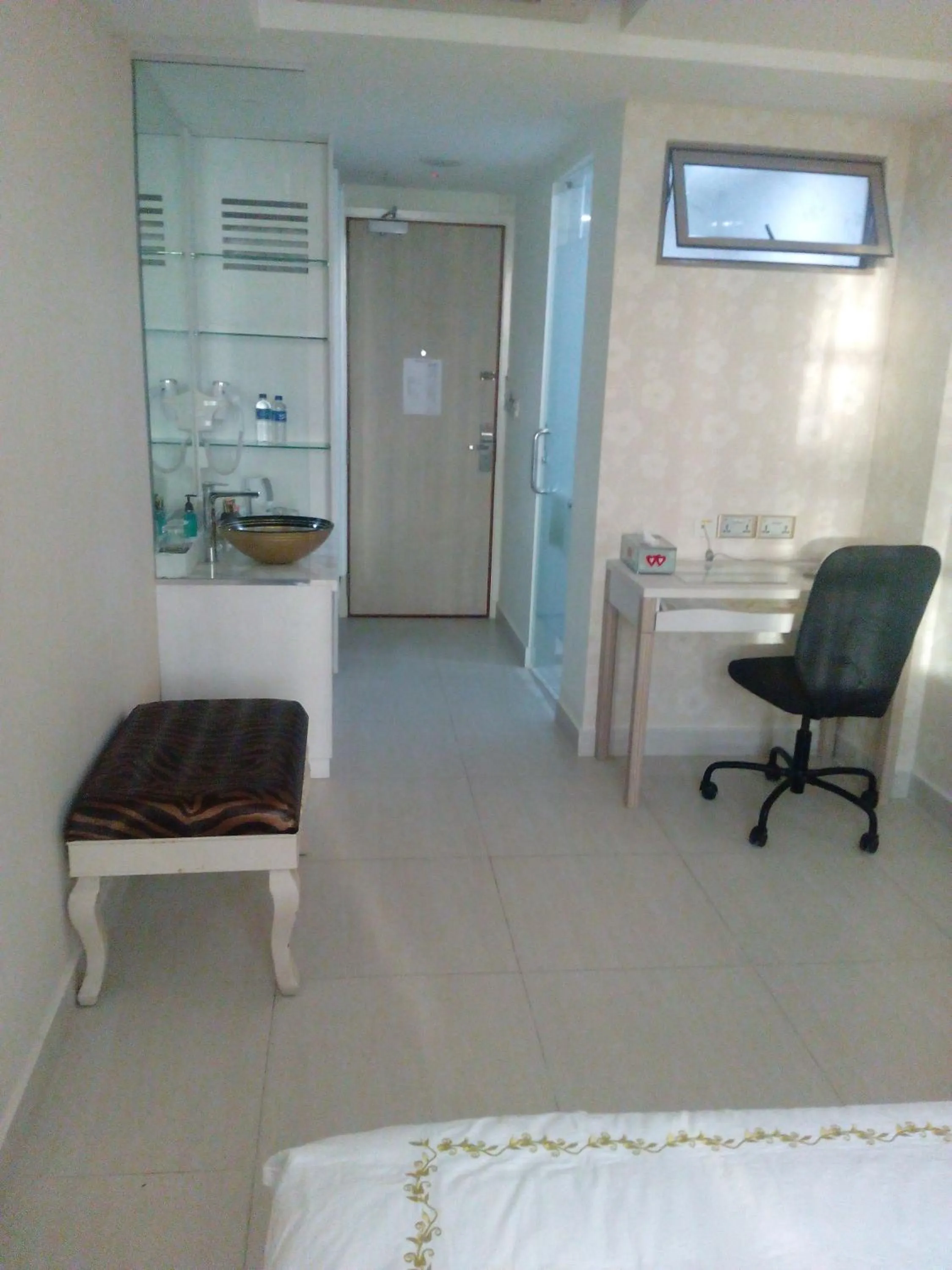 Photo of the whole room in Jayleen Clarke Quay Hotel