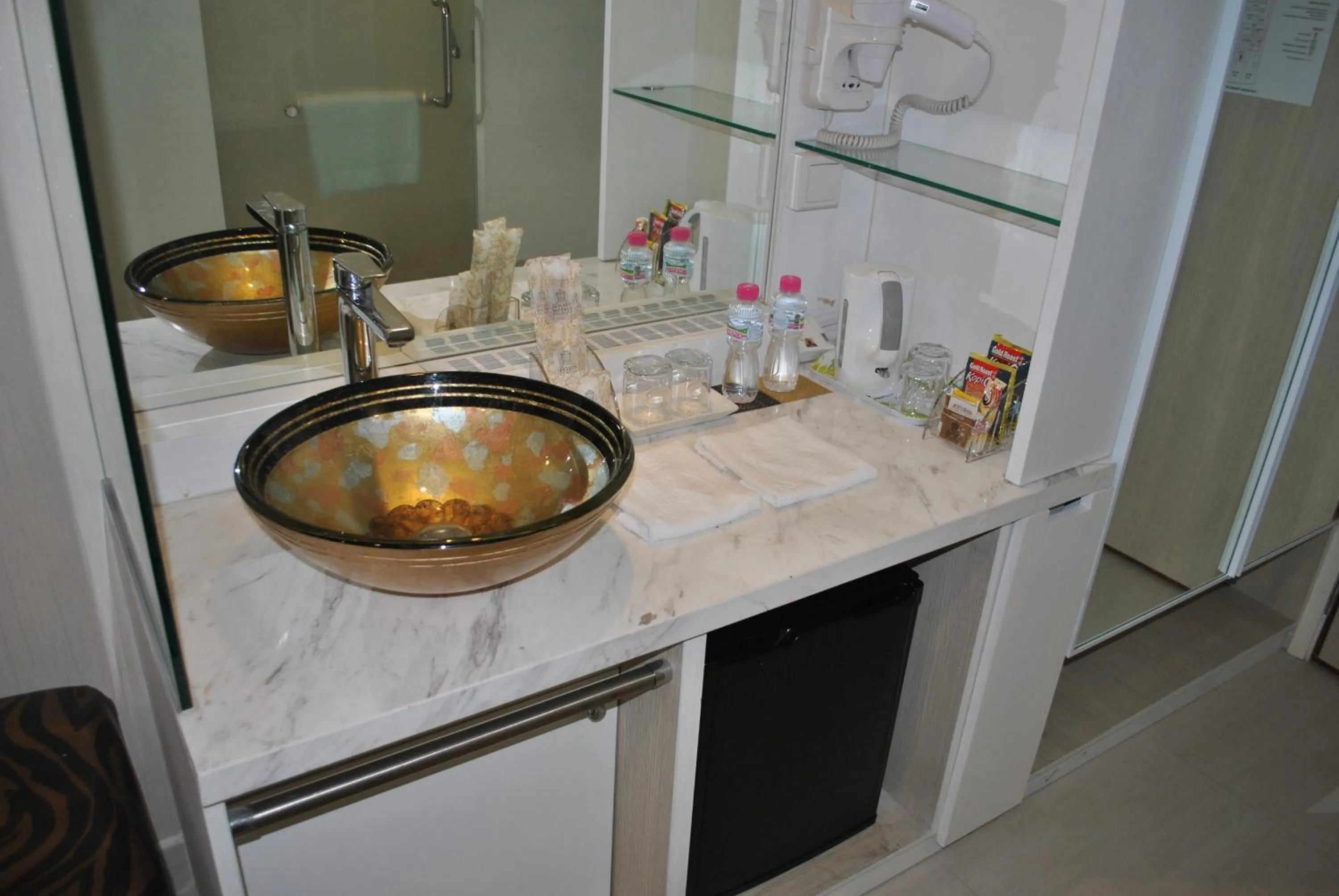 Coffee/tea facilities in Jayleen Clarke Quay Hotel