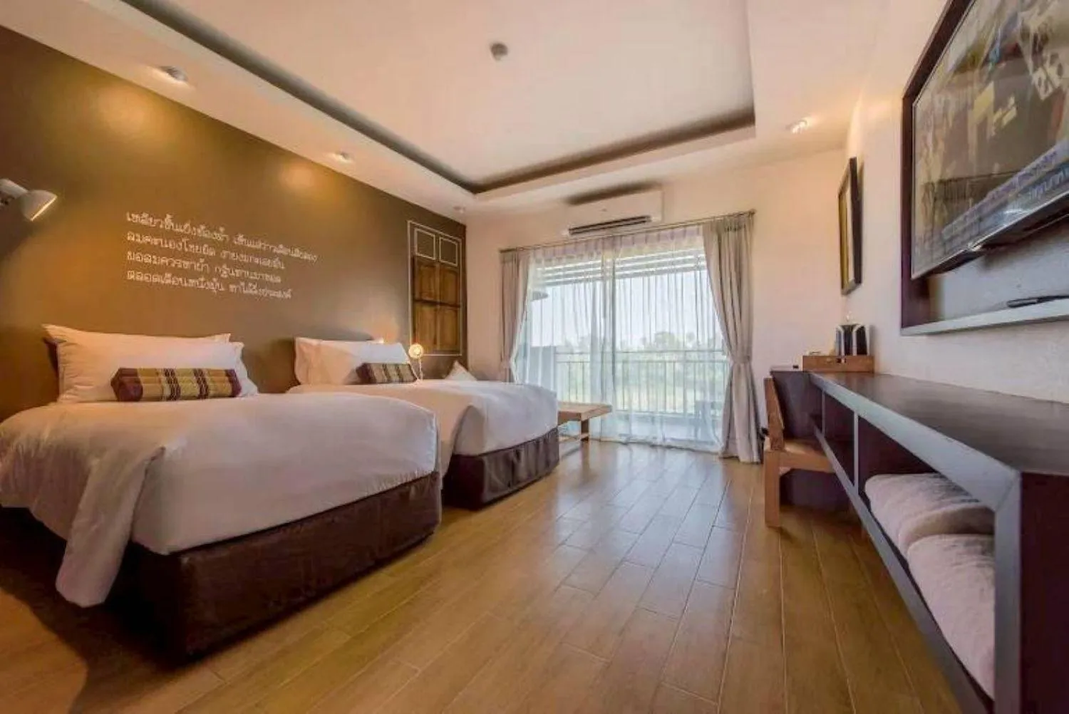 Bedroom, Bed in Brown House Hotel