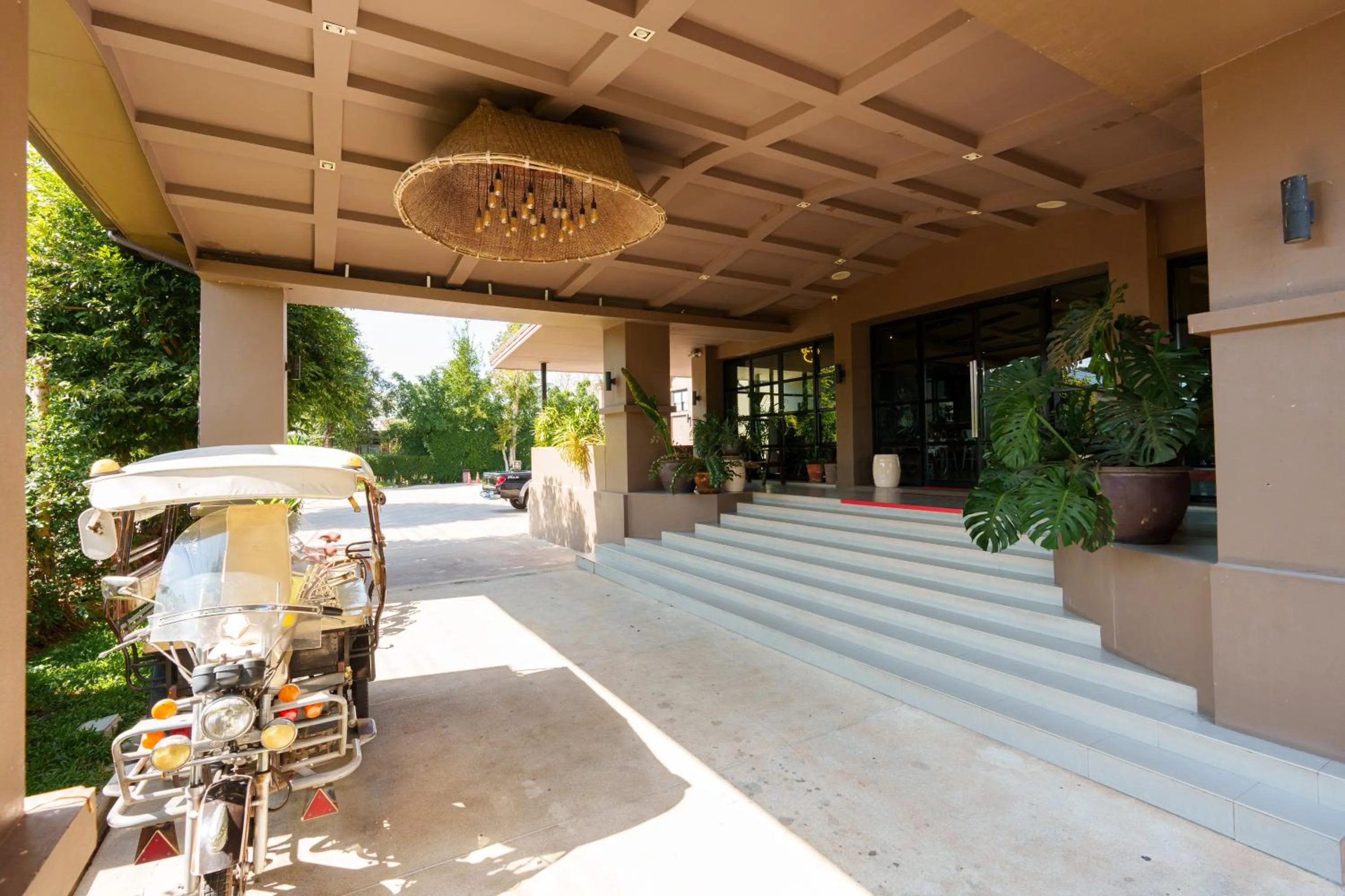 Area and facilities in Brown House Hotel