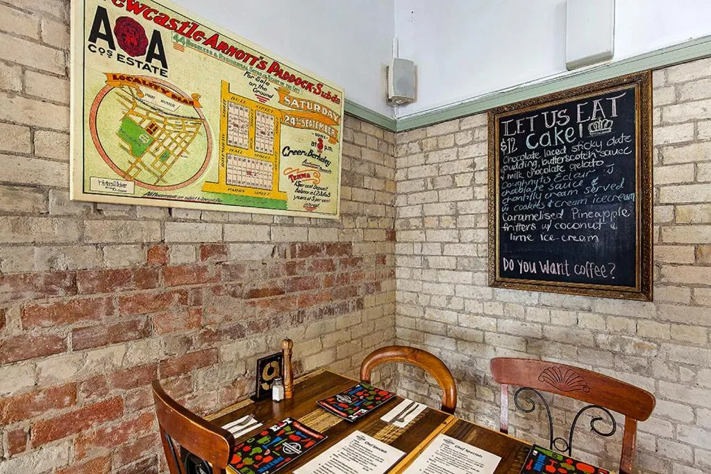 Restaurant/places to eat in Commonwealth Hotel