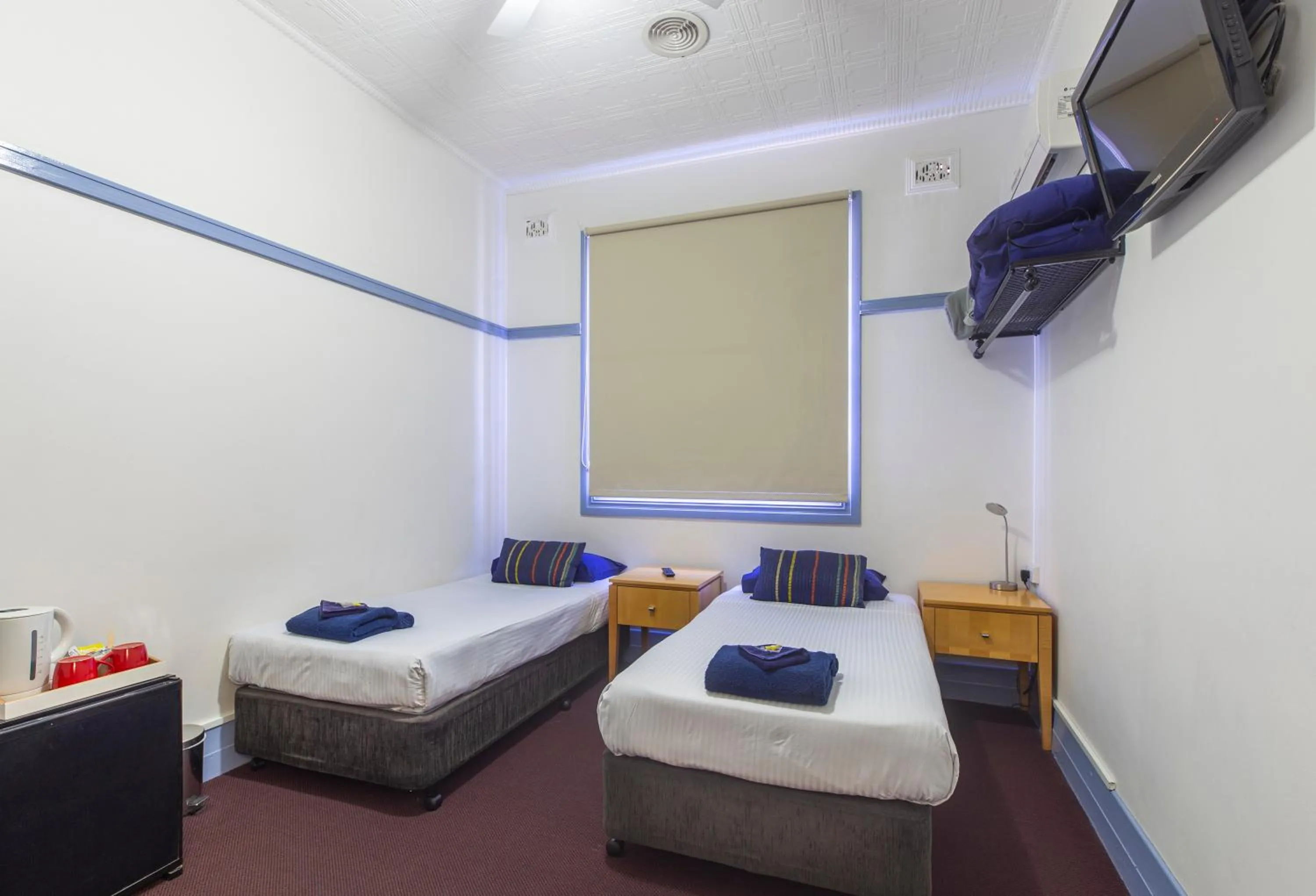 Photo of the whole room, Bed in Commonwealth Hotel