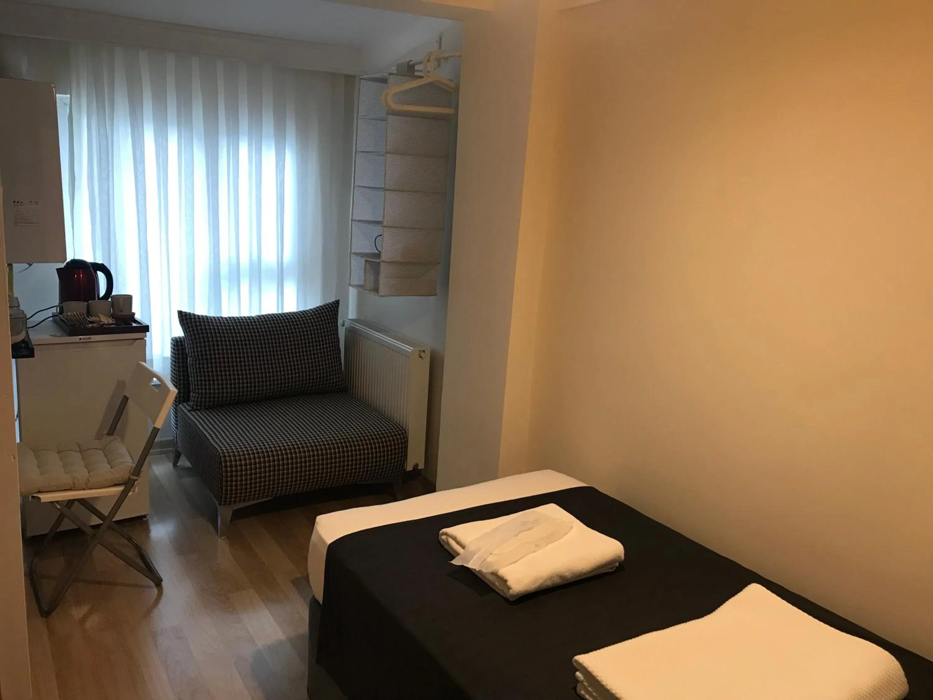 Coffee/tea facilities, Bed in Goji's Apartments