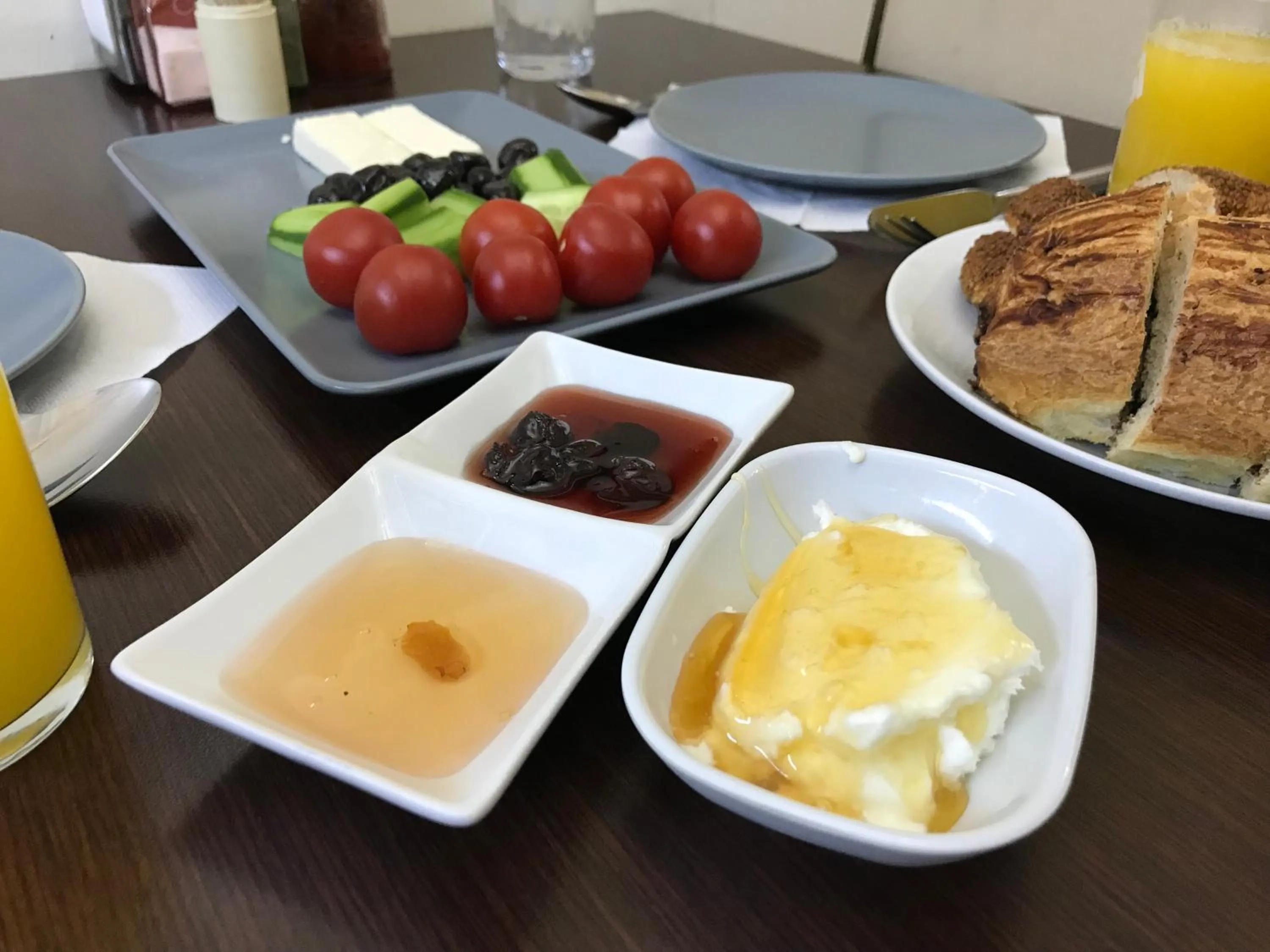 Breakfast in Goji's Apartments