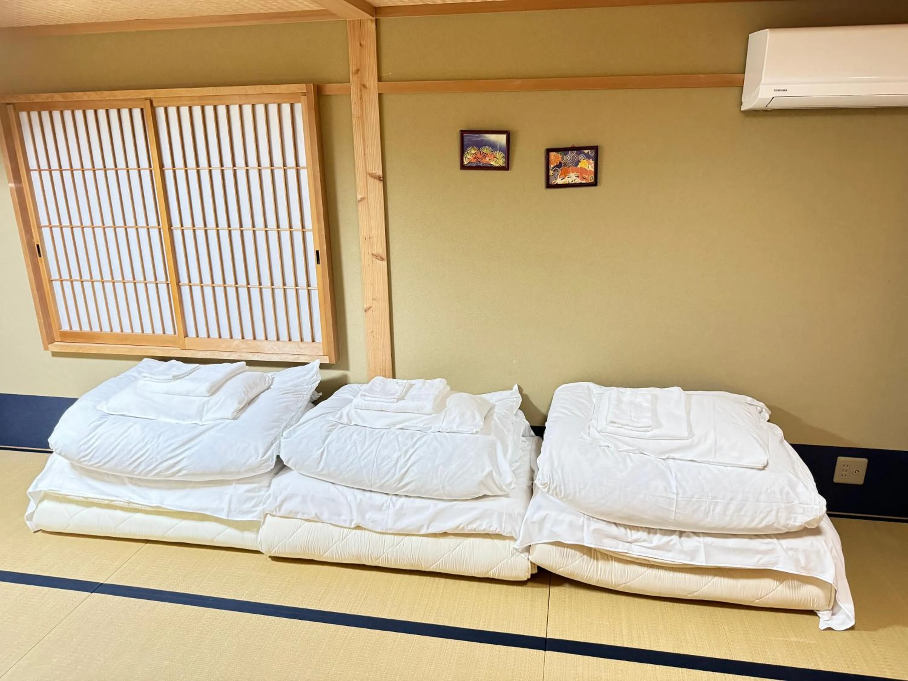 Photo of the whole room, Bed in Roman Kan