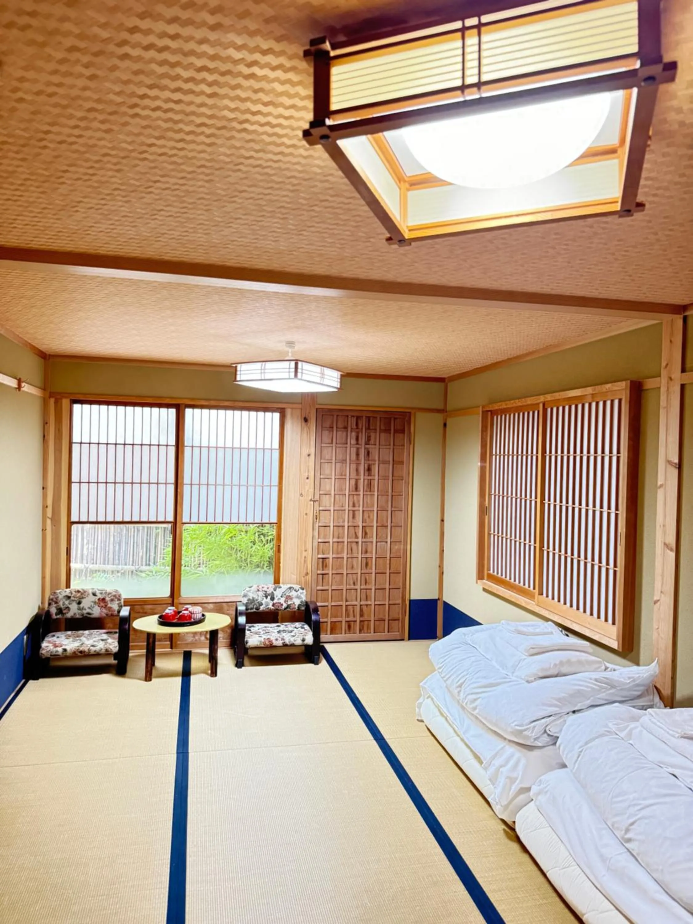 Photo of the whole room, Bed in Roman Kan