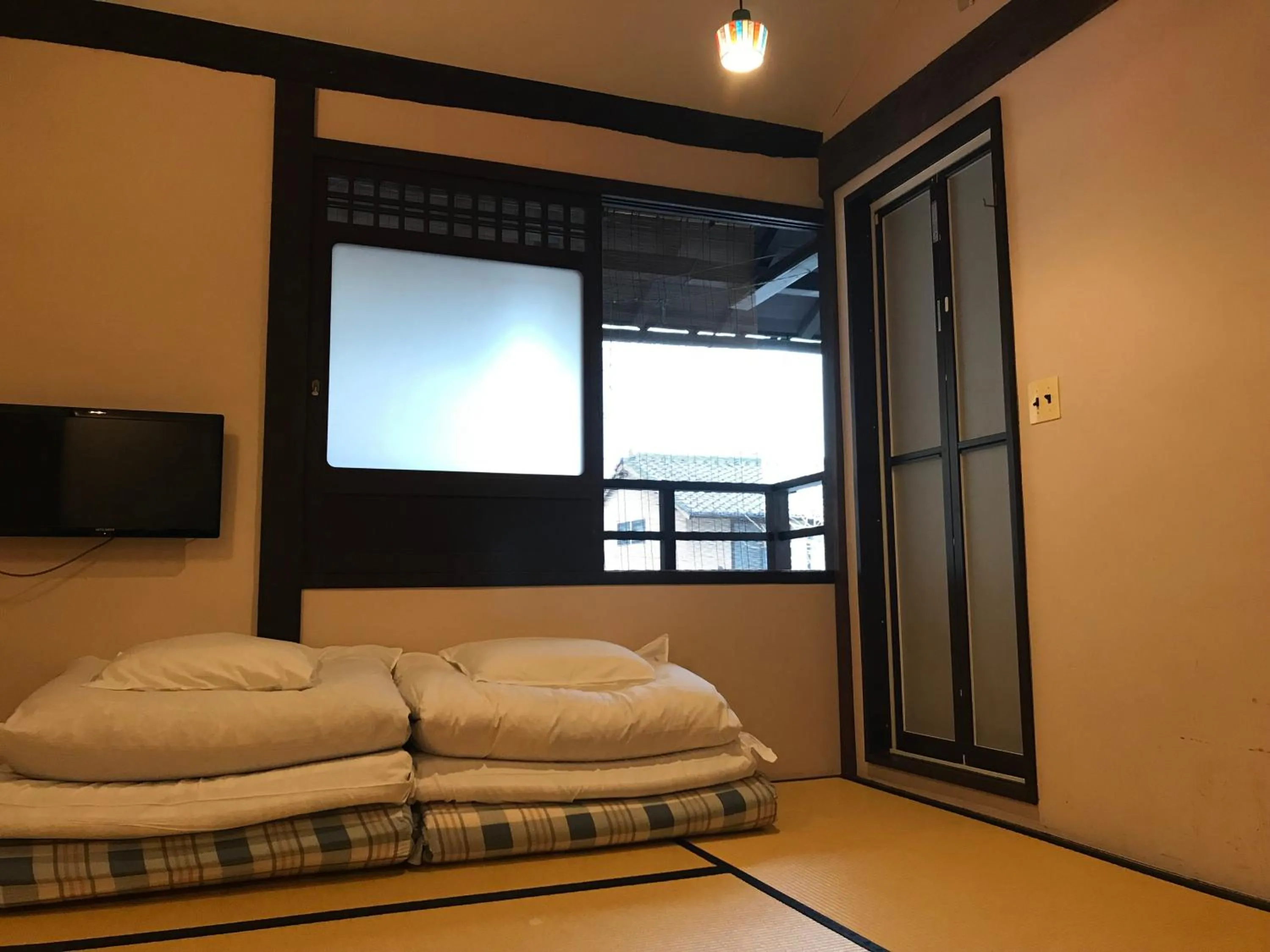 Photo of the whole room in Roman Kan