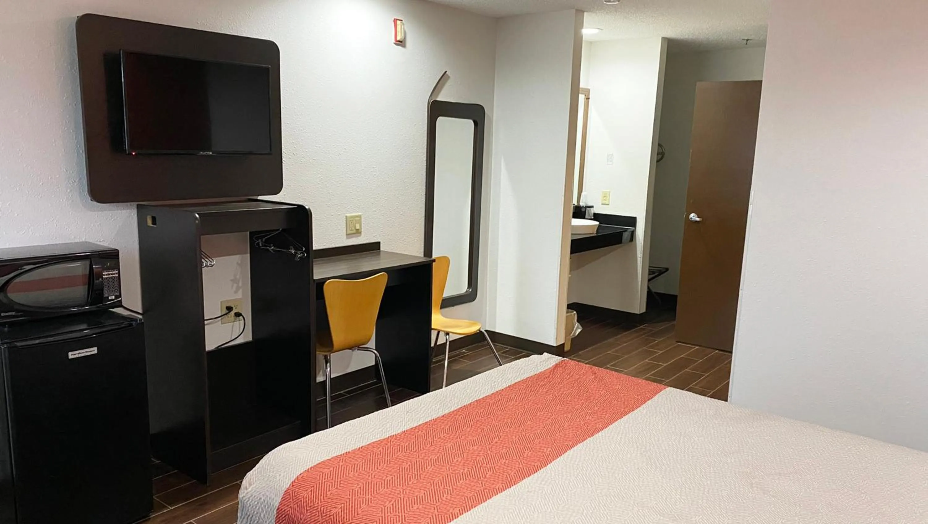 Photo of the whole room, Bed in Relax Inn