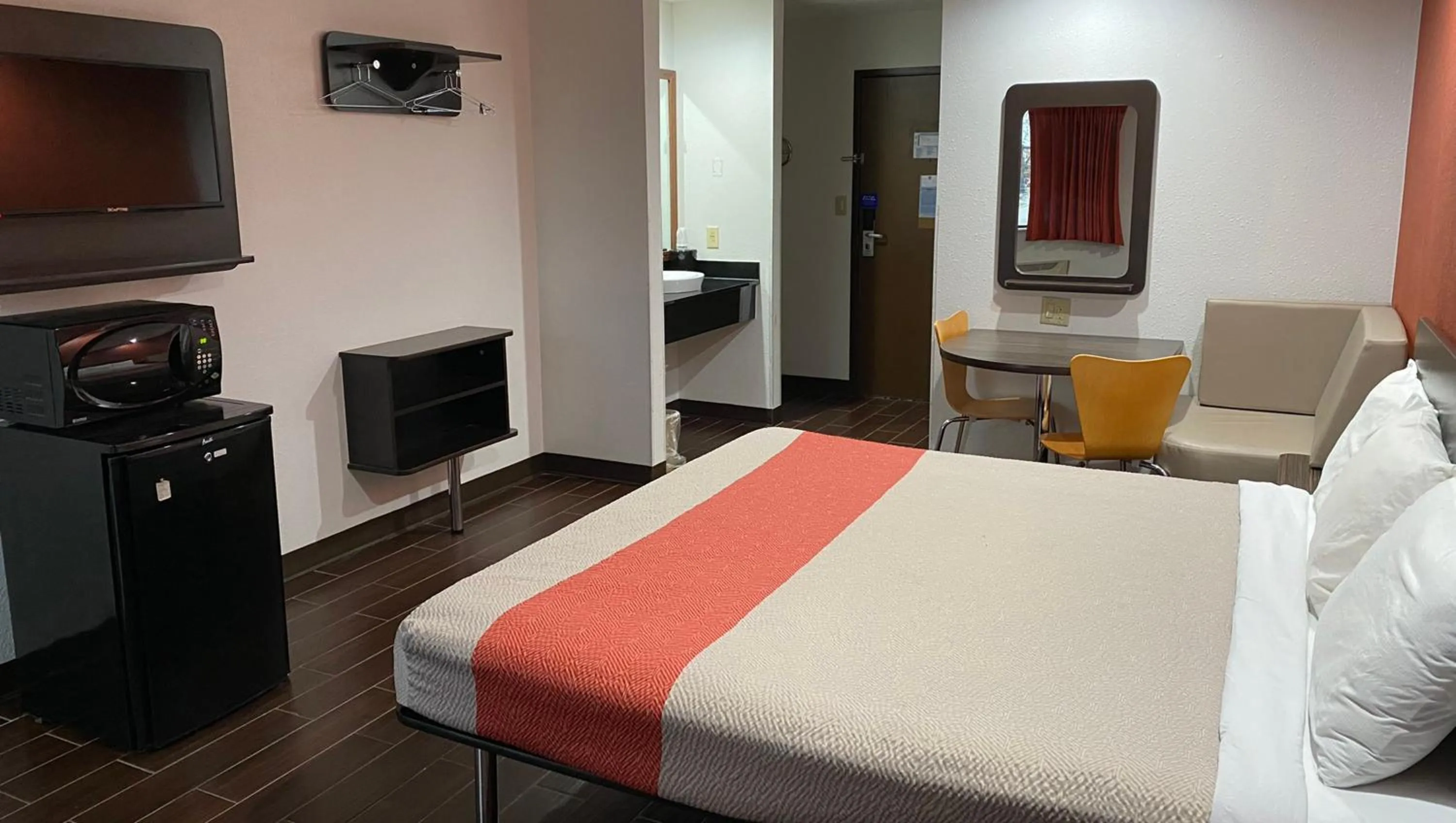 Photo of the whole room in Relax Inn